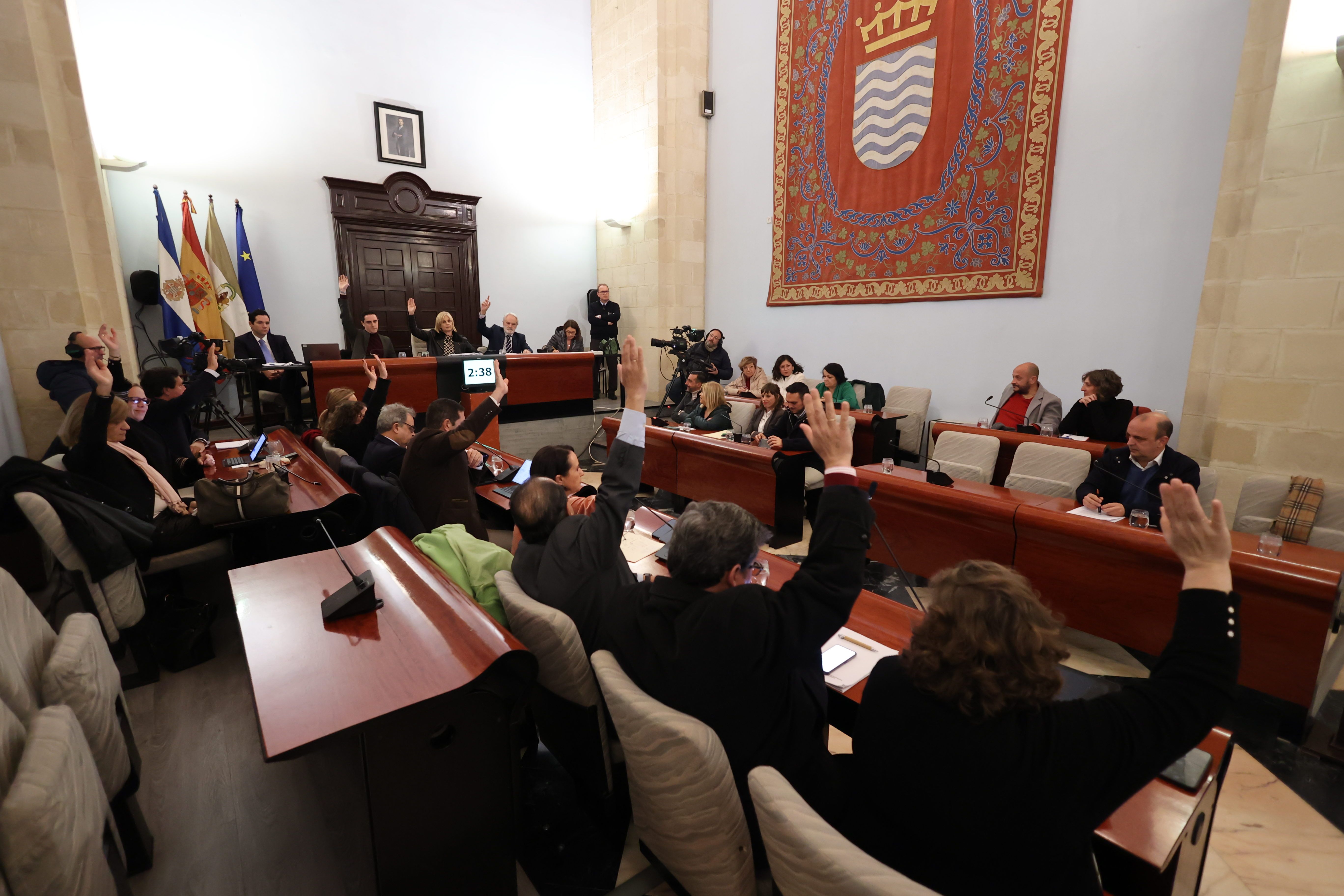 Un momento de la votación de la modificación presupuestaria, en el pleno extraordinario y urgente de este viernes a primera hora en el Ayuntamiento de Jerez.