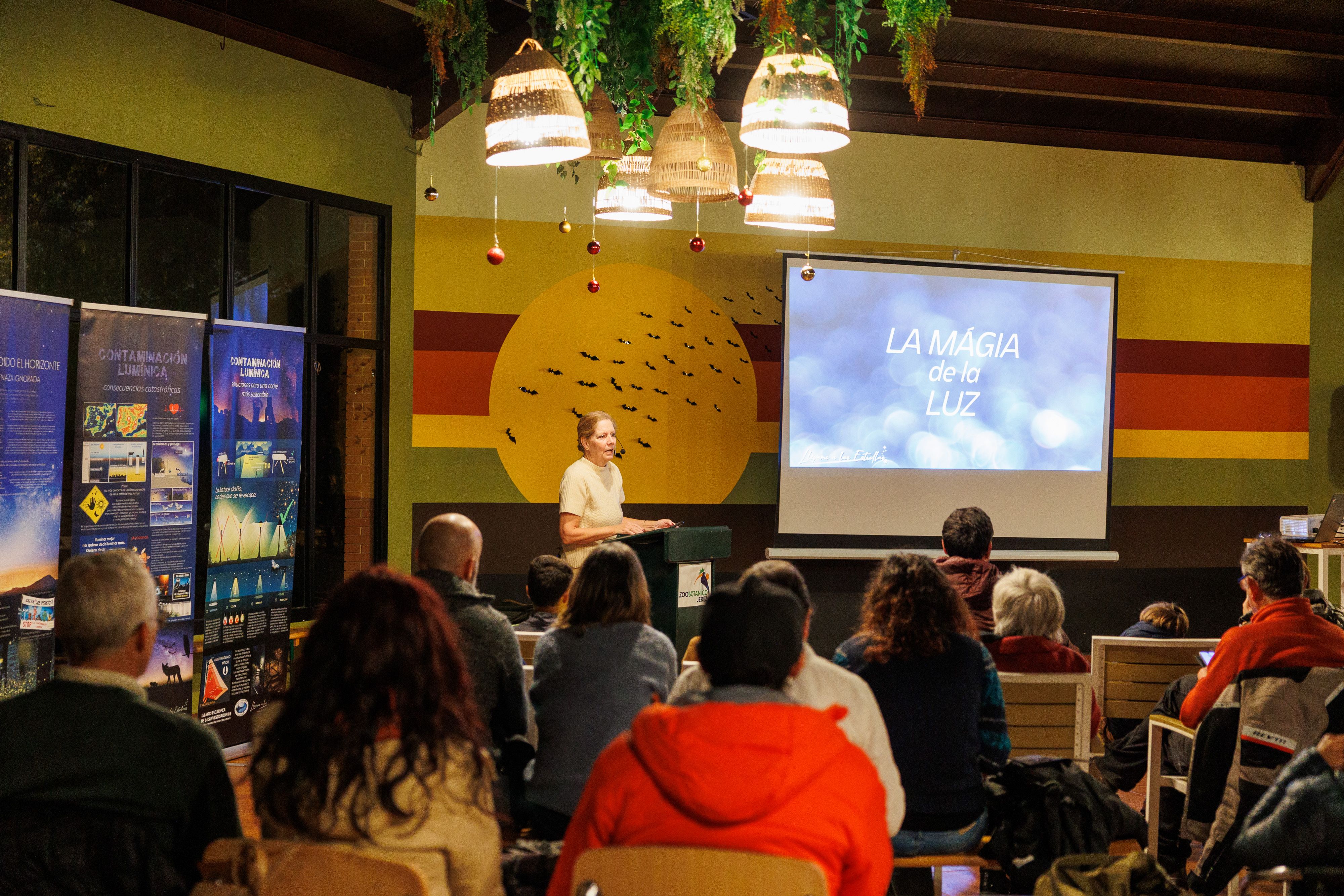 Heike durante la conferencia en el Zoo de Jerez.