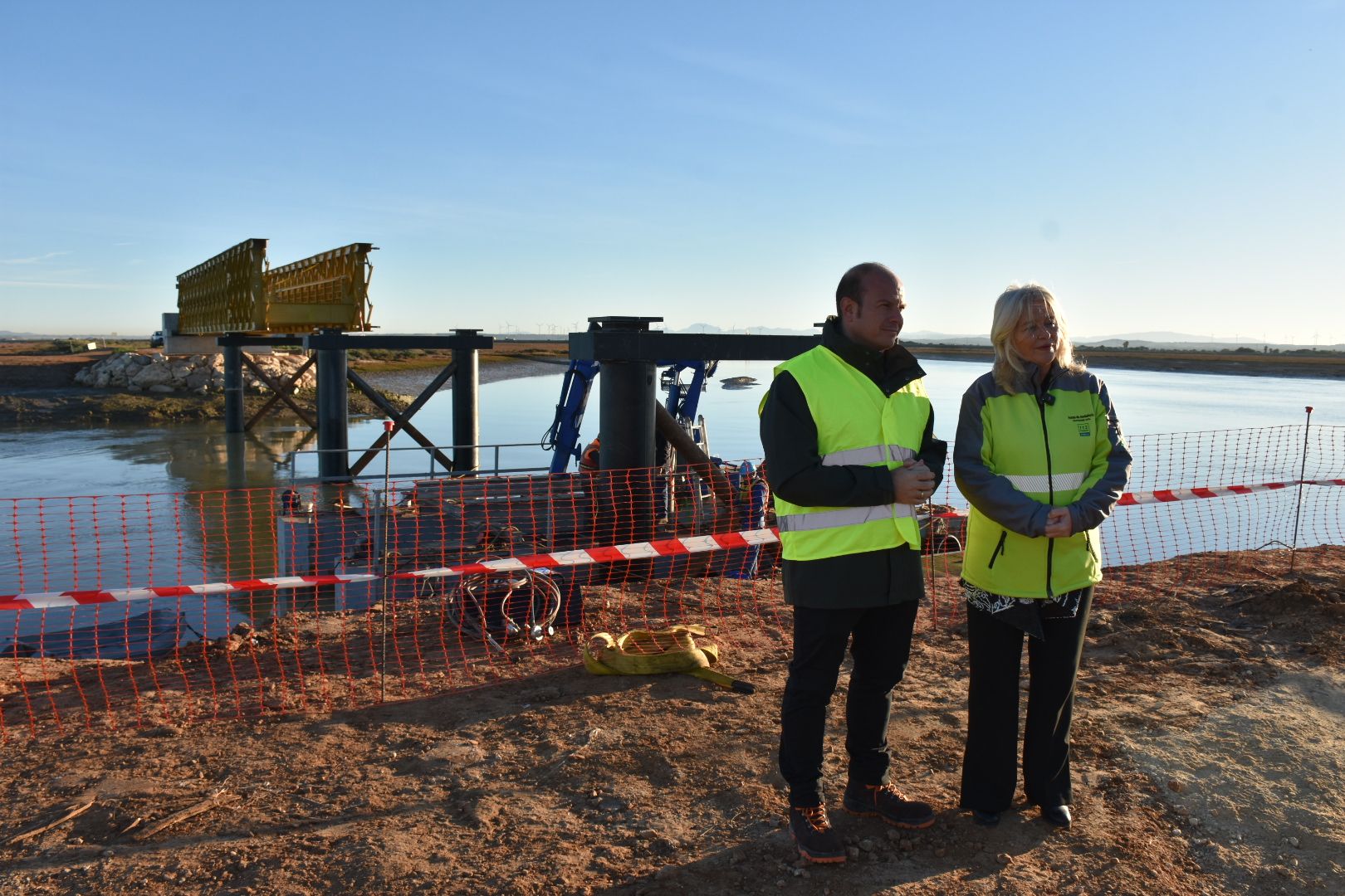 Colombo y Curtido ante el nuevo puente sobre el río San Pedro.