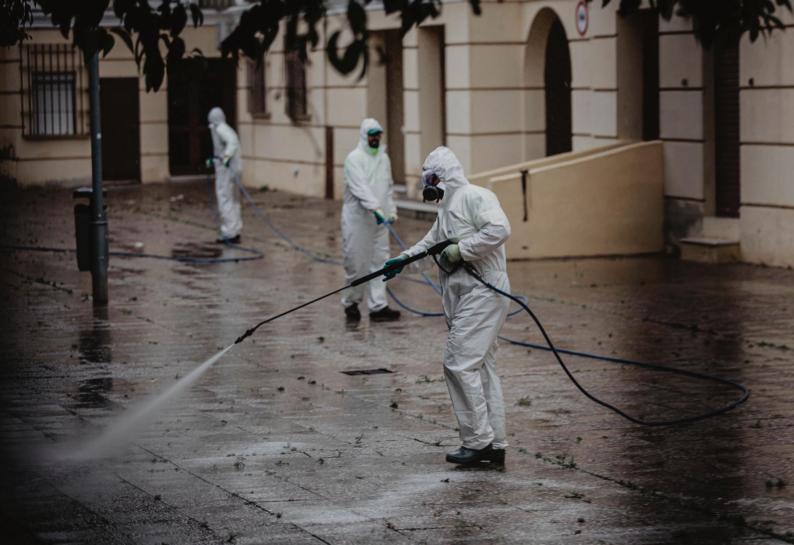 Tareas de desinfección en el entorno del Callejón de los Bolos, en Jerez, este pasado lunes. FOTO: ESTEBAN PÉREZ ABIÓN