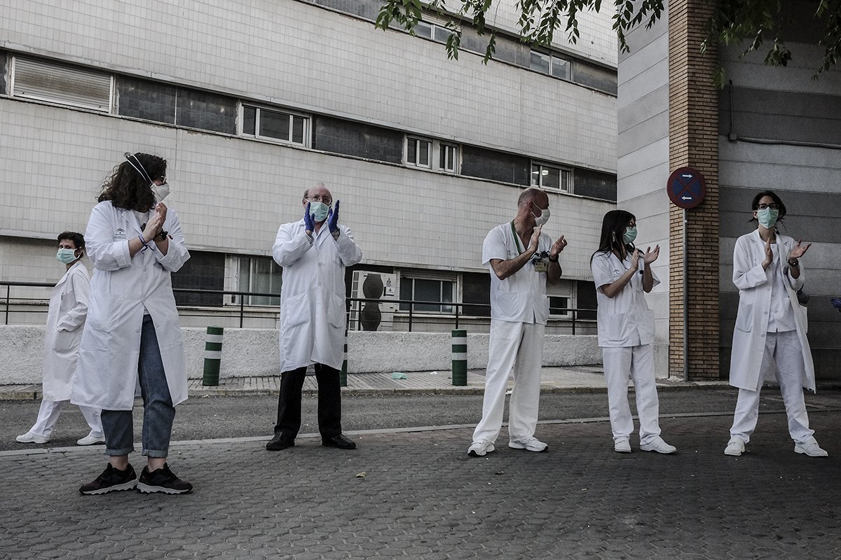 Sanitarios aplauden en un hospital sevillano, en días pasados. FOTO: JOSÉ LUIS TIRADO (www.joseluistirado.es)