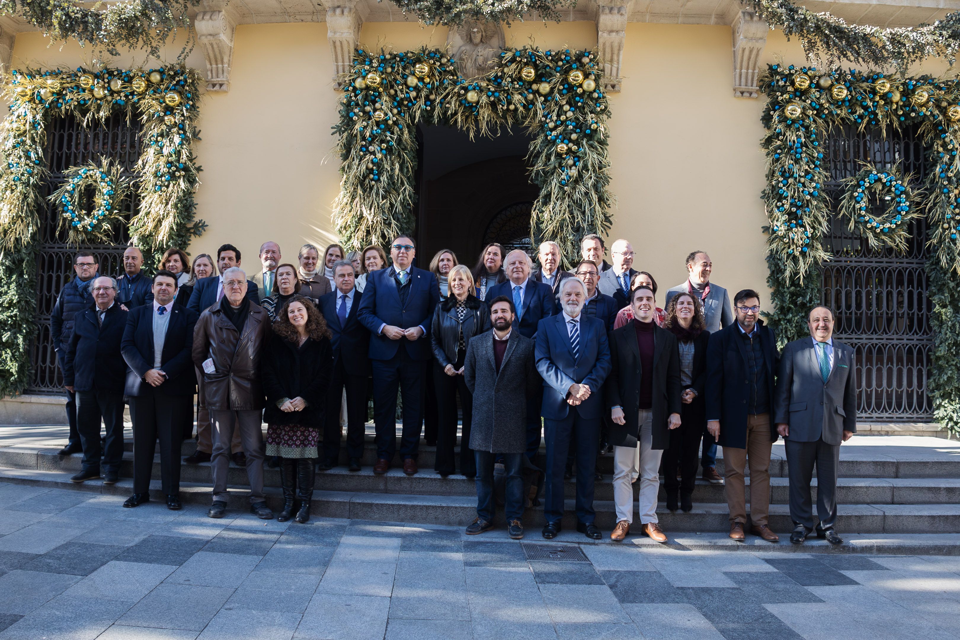 Foto de familia, a las puertas del Ayuntamiento, tras la presentación de Jerez como sede del VII Congreso Internacional de Calidad y Sostenibilidad Turísticas.