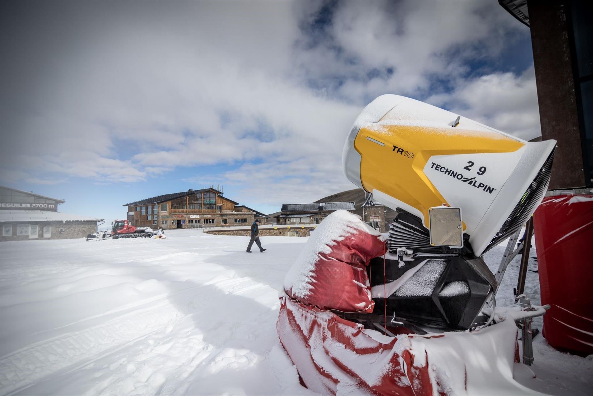 Uno de los cañones para crear nieve artificial en Sierra Nevada.