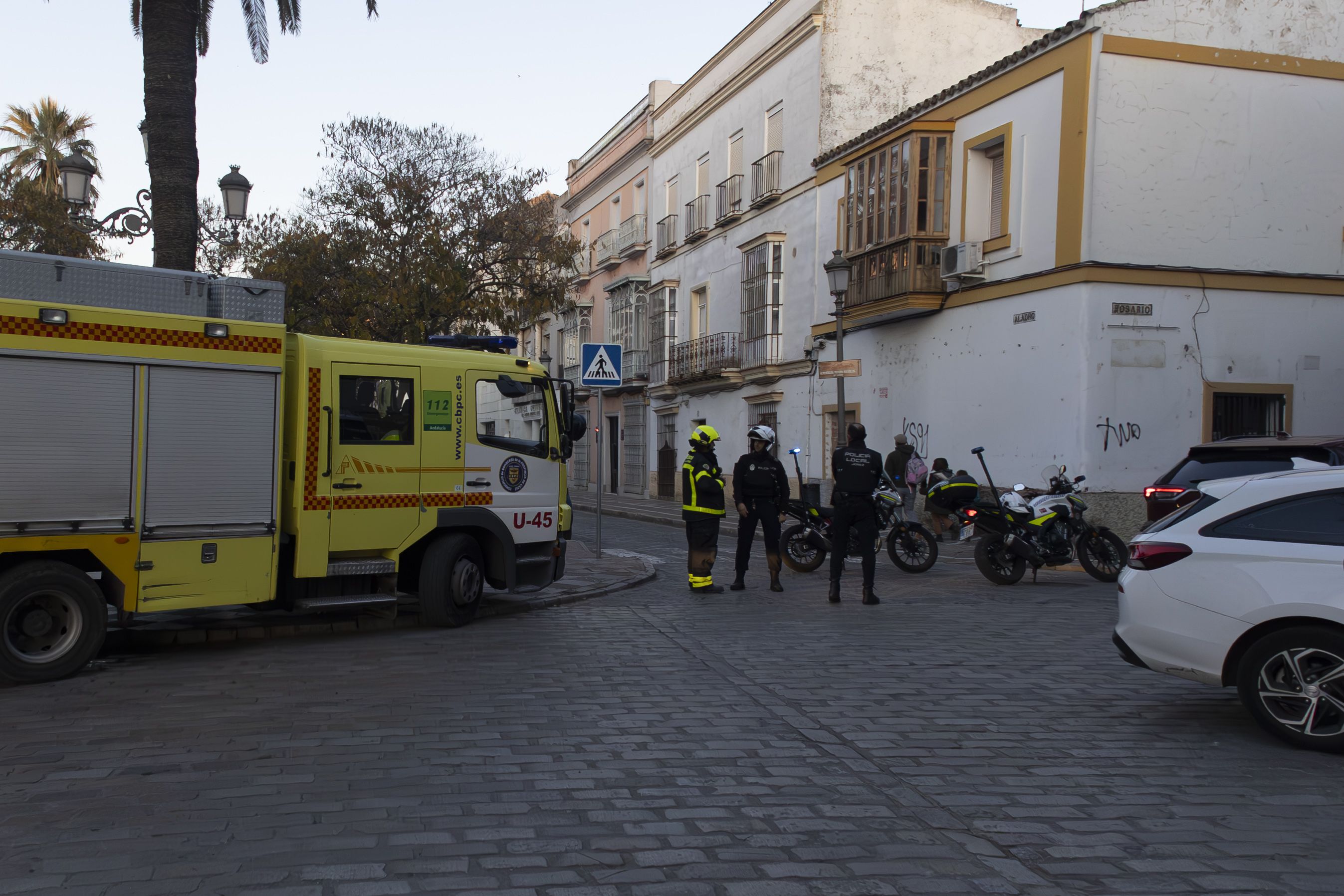 Policía Local y bomberos, en la plaza Aladro de Jerez.