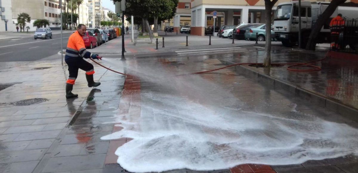 Un operario de limpieza desinfecta una calle en Cádiz.