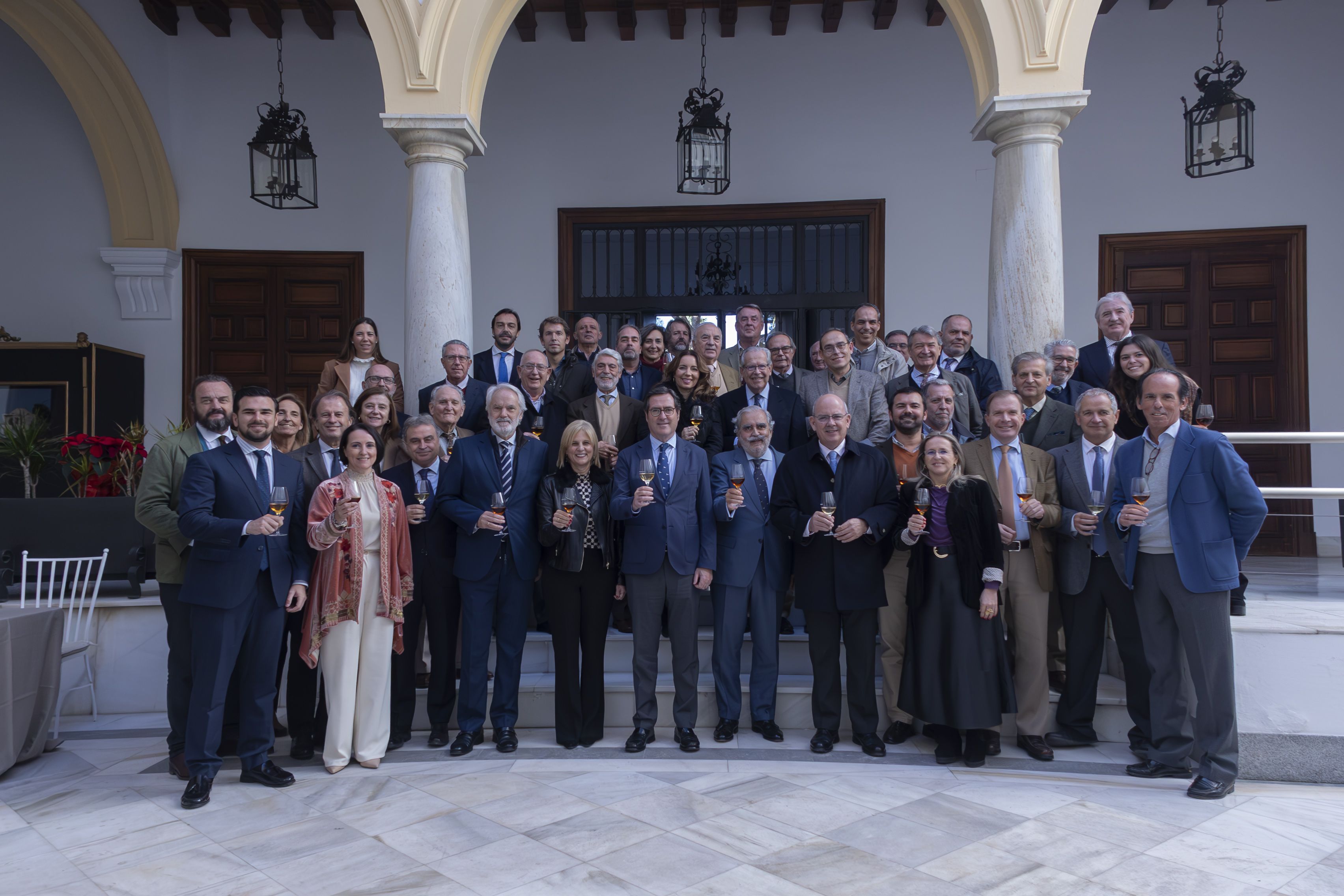 Imagen de los participantes en la asamblea de Fedejerez, con Babé, Garamendi y Pelayo en el centro.