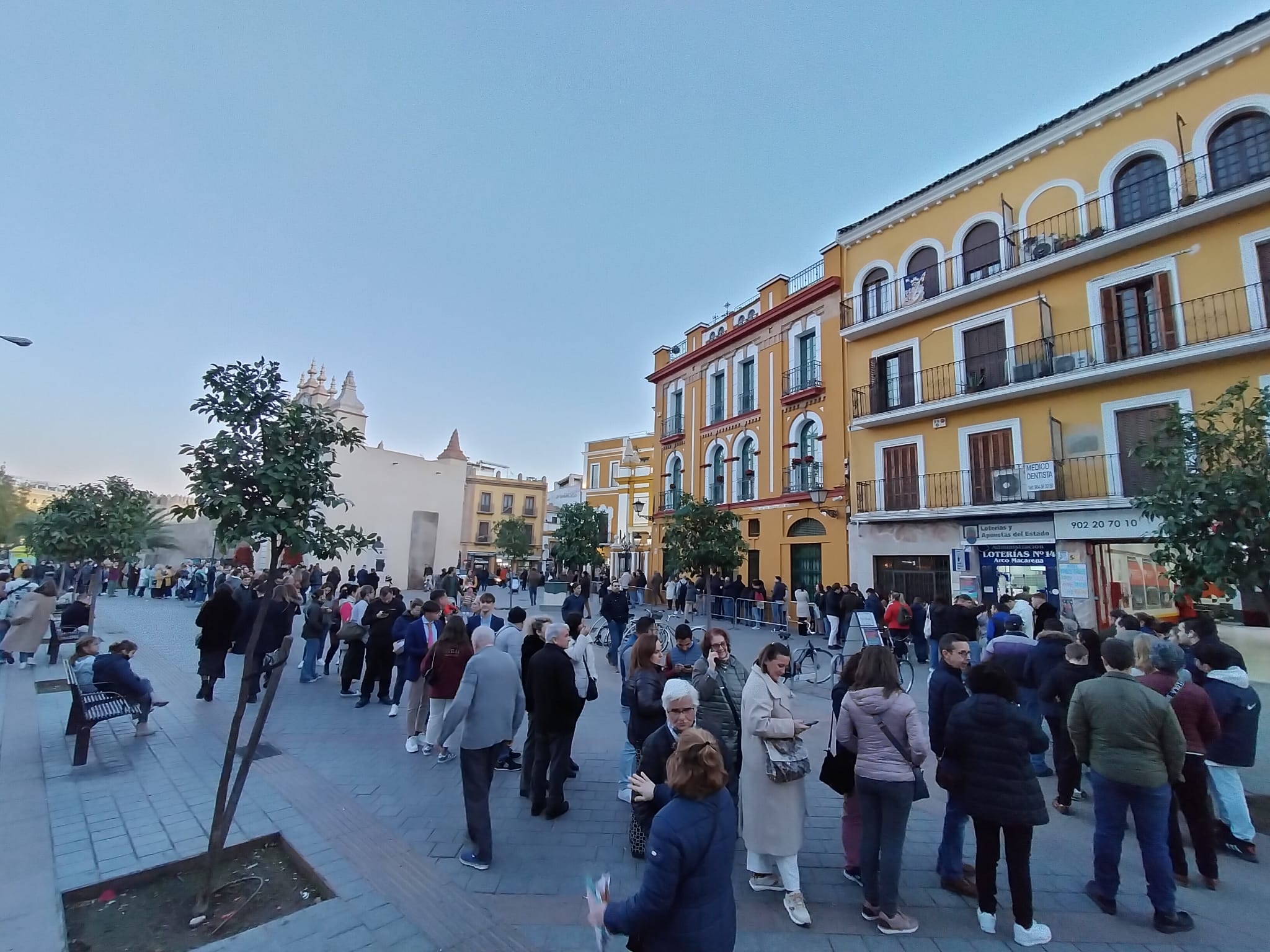 Las colas junto al Arco de la Macarena, para el besamanos.