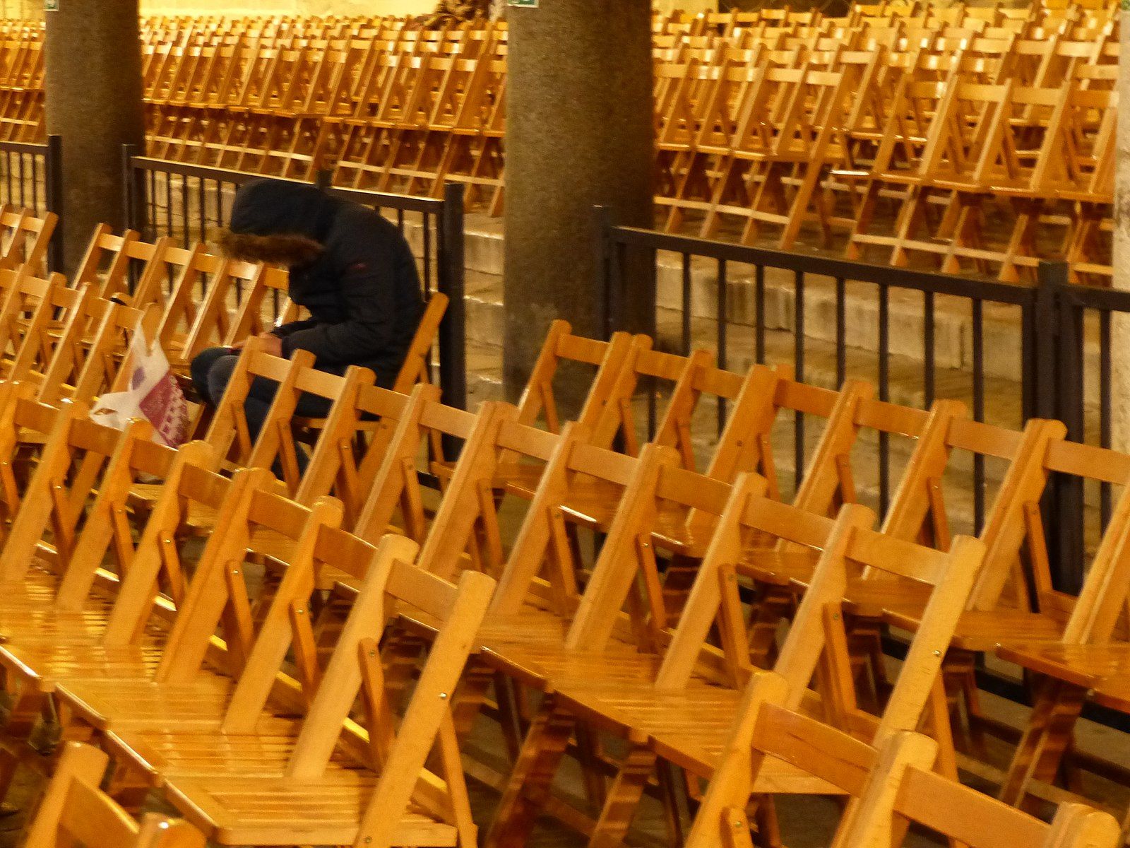 Un joven, sentado en sillas de Semana Santa, en una imagen de archivo. FOTO: BENJAMÍN NÚÑEZ