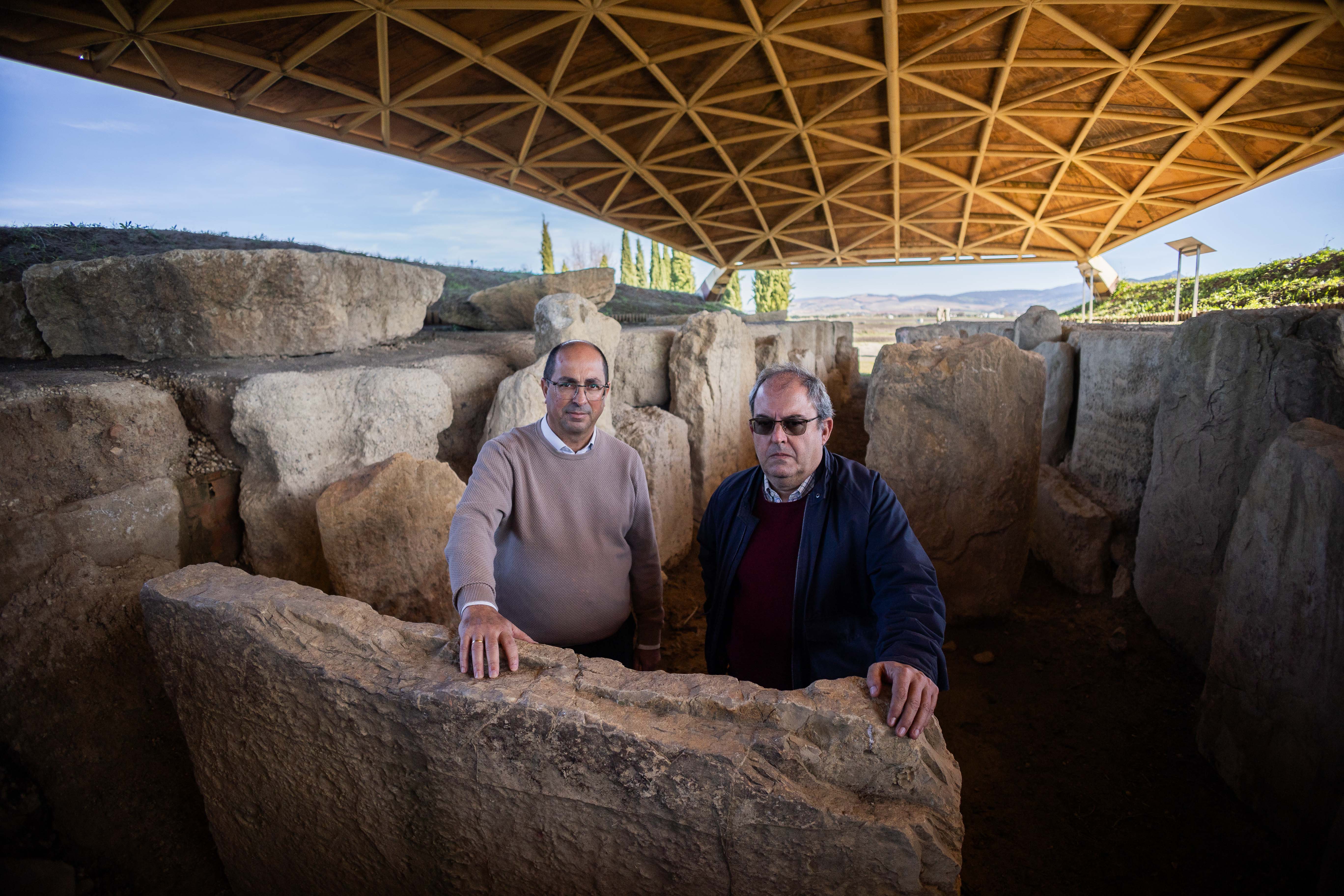El alcalde de Villamartín, Juan Luis Morales, con el arqueólogo municipal, José María Gutiérrez, en el dolmen de Alberite.