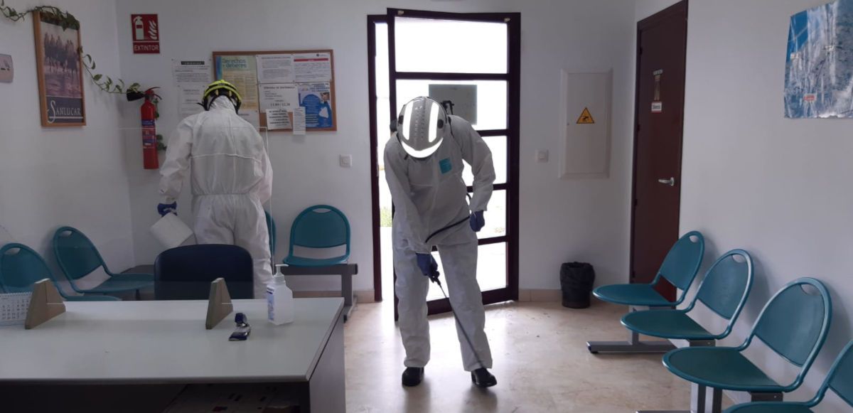 Un equipo de limpieza en una oficina pública de Sanlúcar. FOTO: Ayto. Sanlúcar