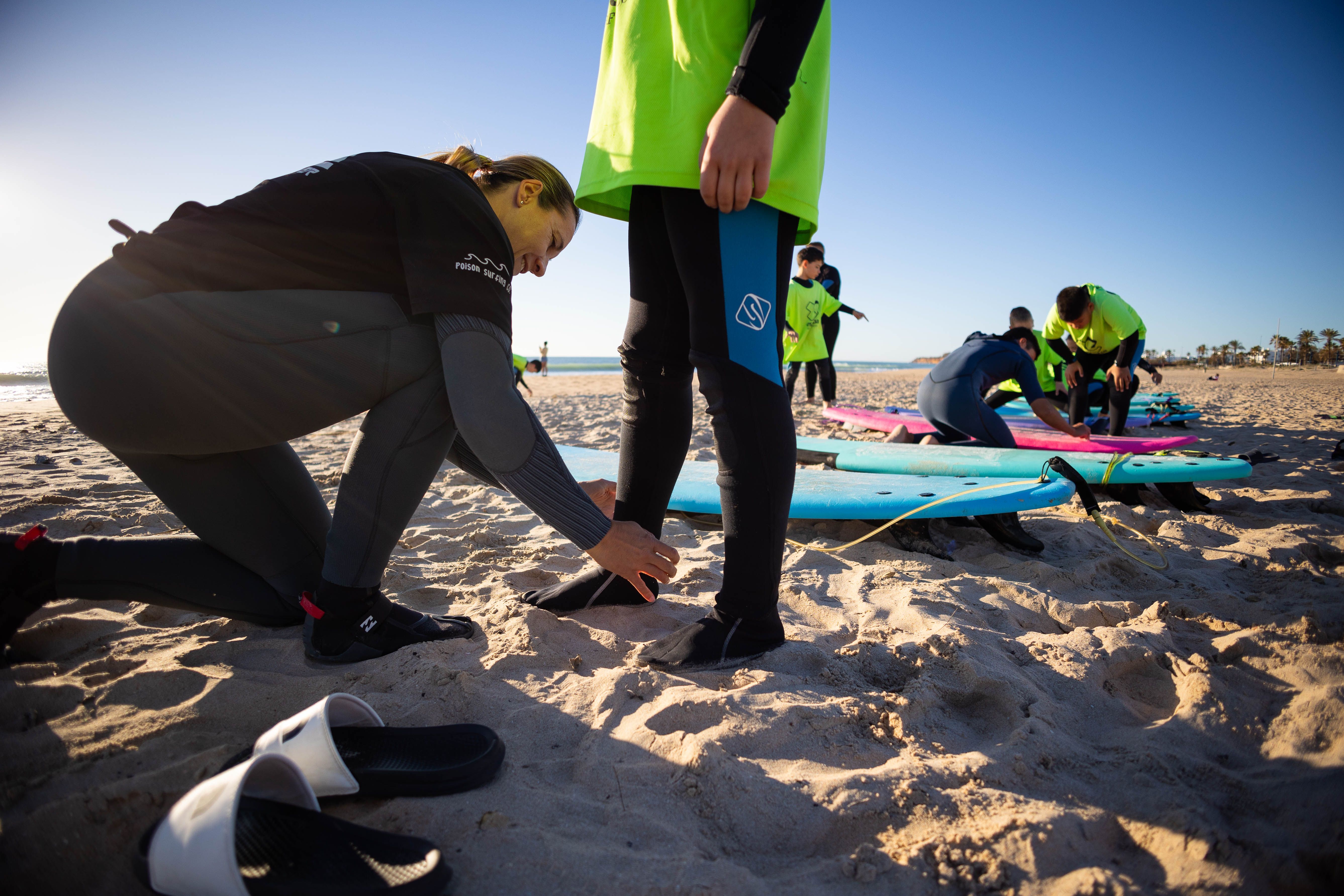Preparación del material necesario para practicar surf.