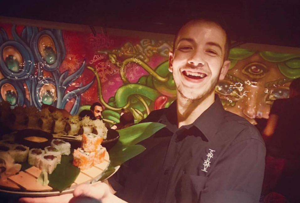 Álvaro Pérez, trabajando como camarero en Londres.