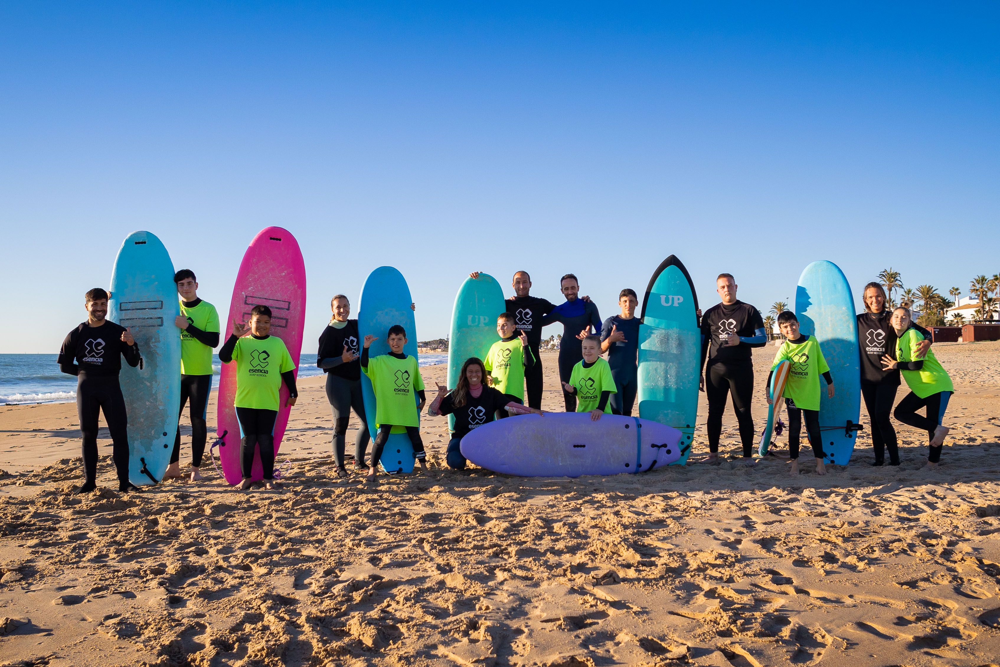 El grupo de monitores y menores que participan en el proyecto Children & Surf en Chiclana.