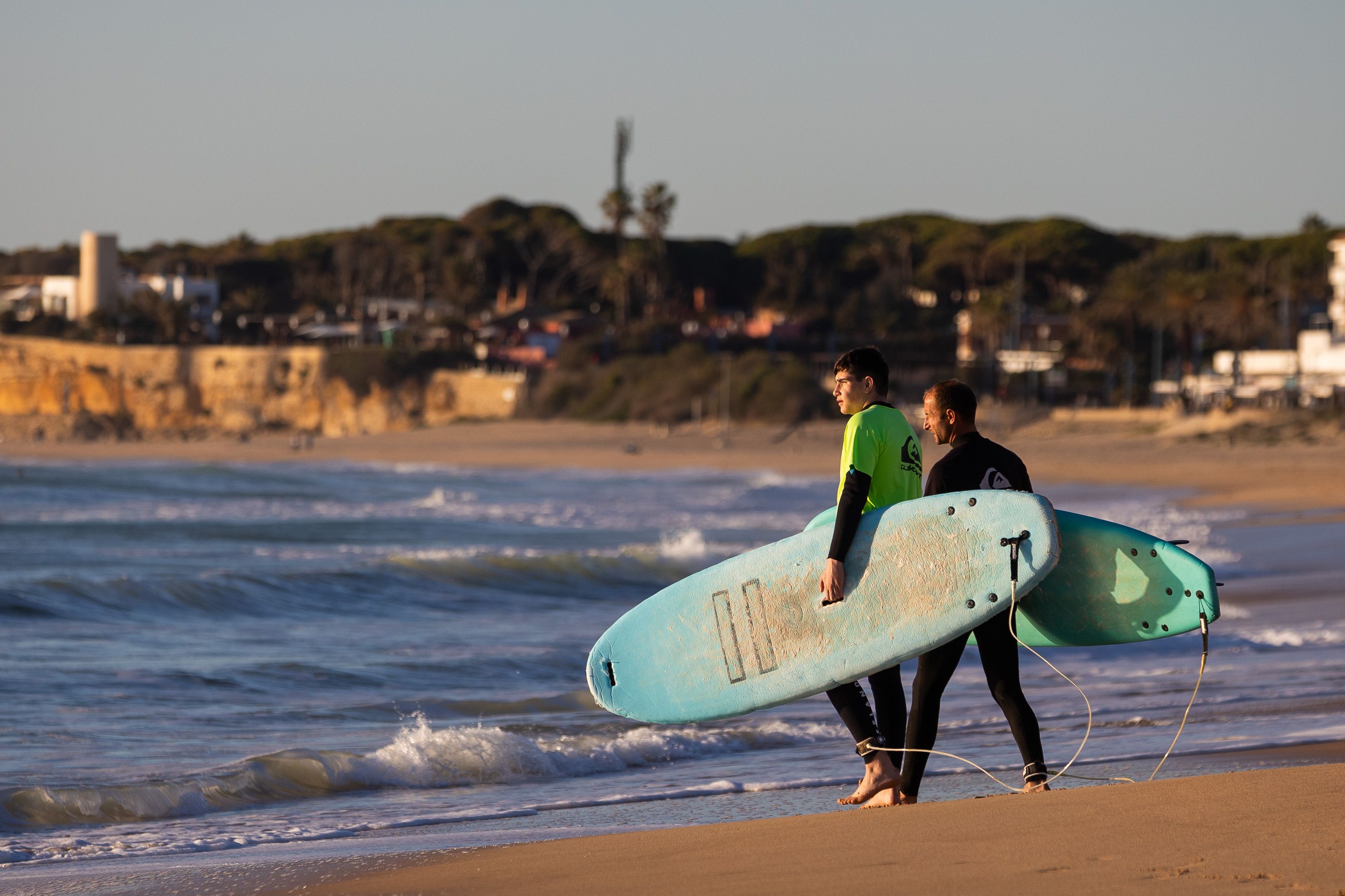Los jóvenes aprenden este deporte acuático en Chiclana.