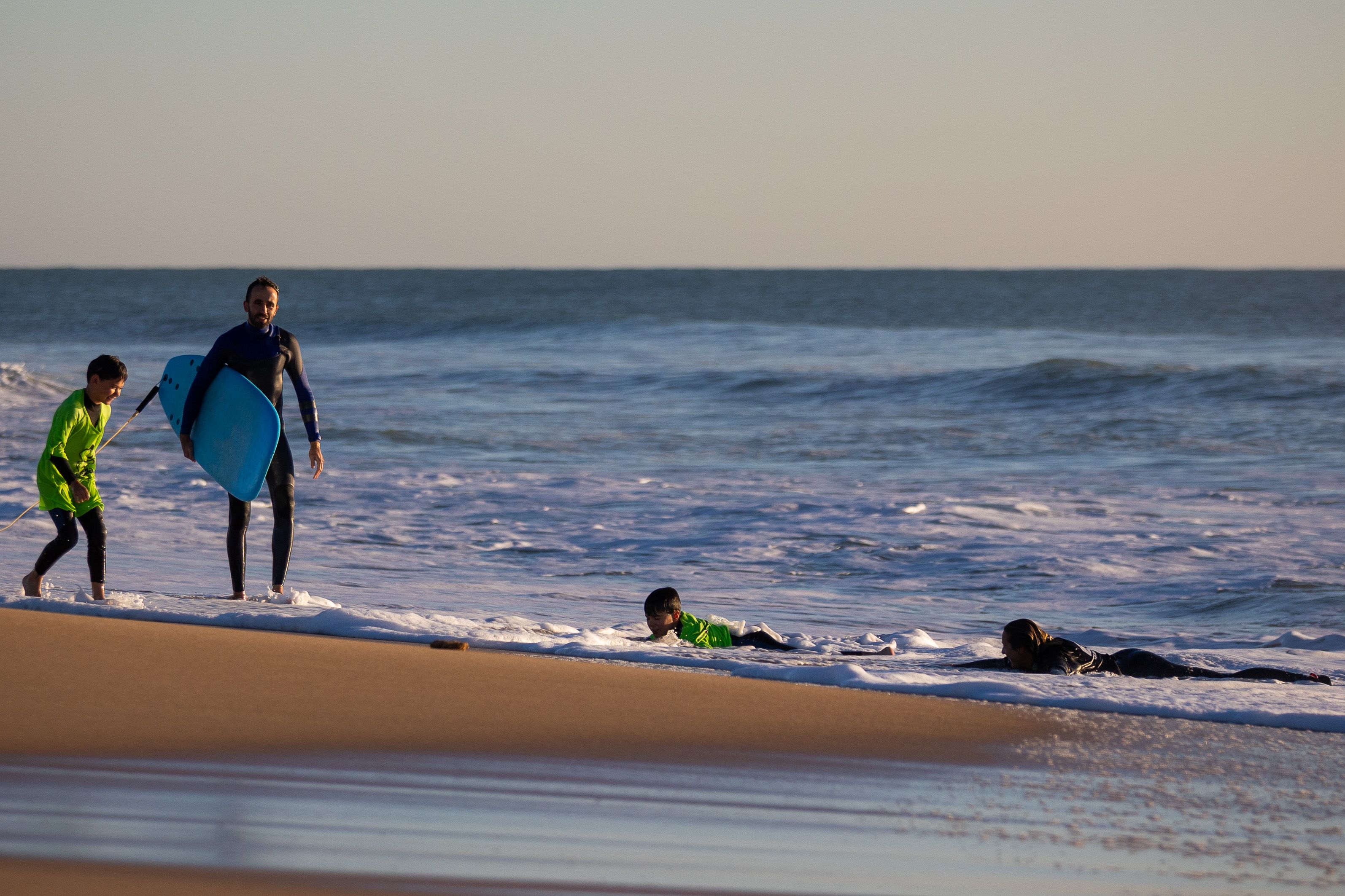 El grupo disfruta de una tarde en la playa chiclanera.