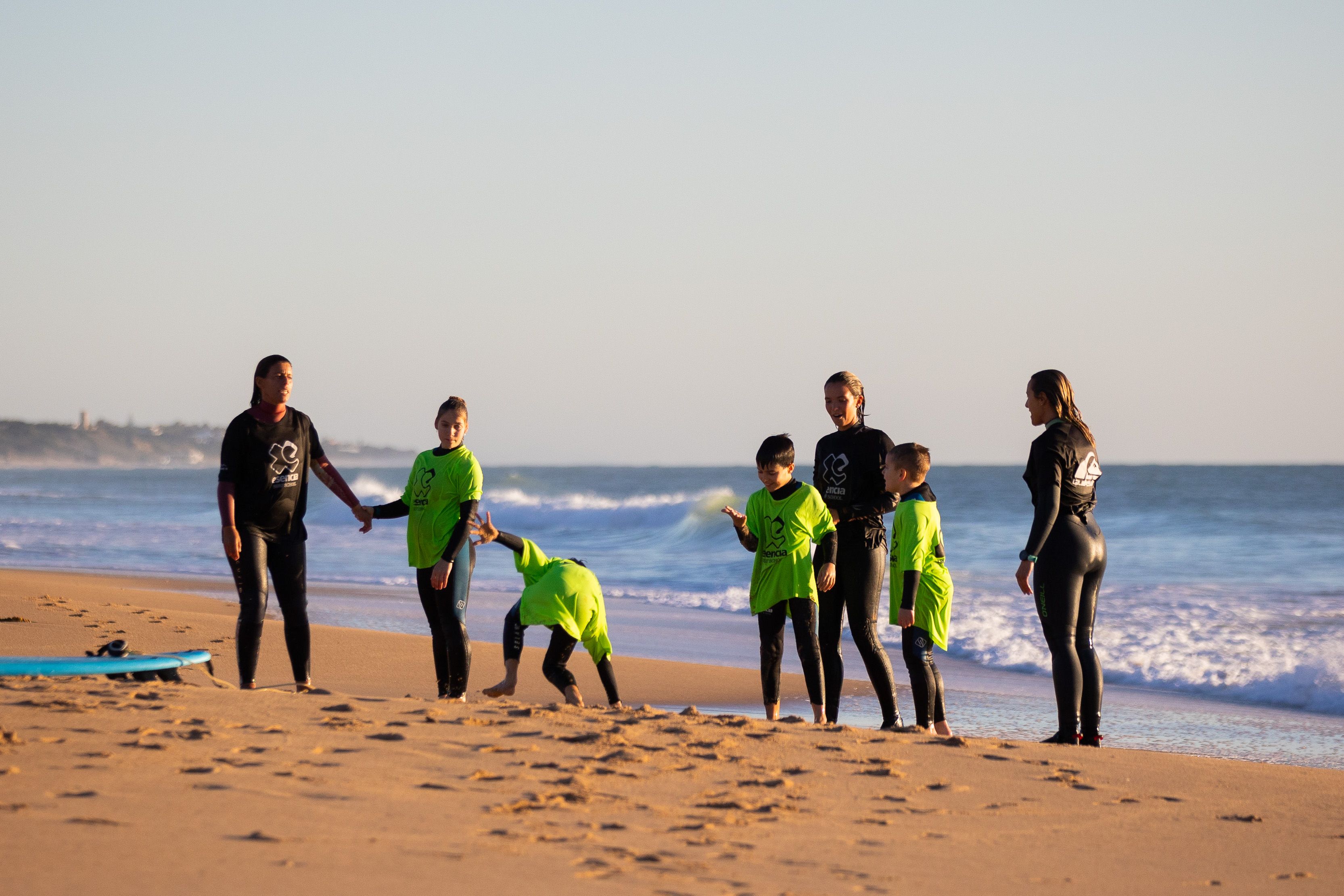Los niños y niñas durante la clase de surf en la playa de La Barrosa.