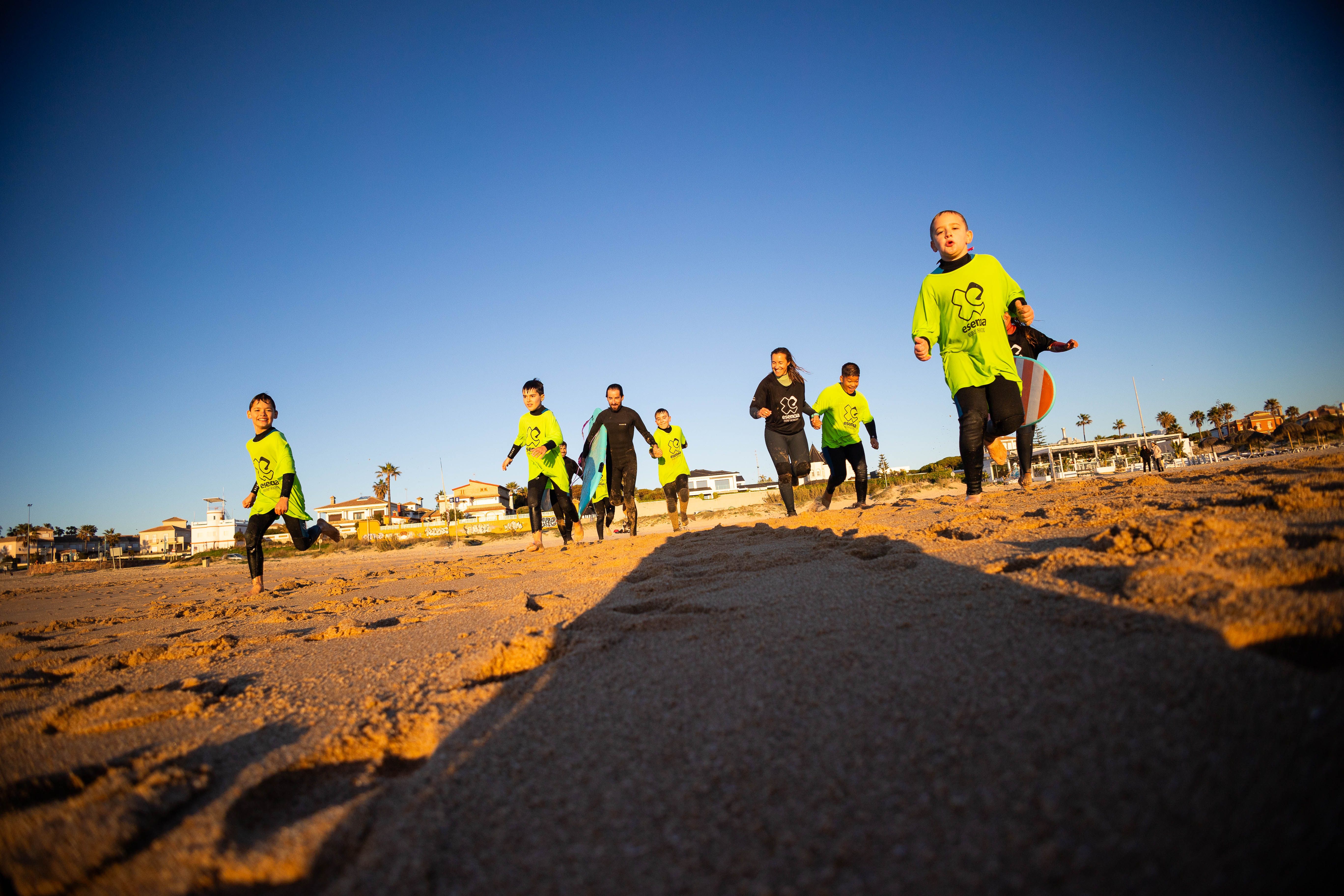 Los menores corren hacia la orilla durante la sesión.