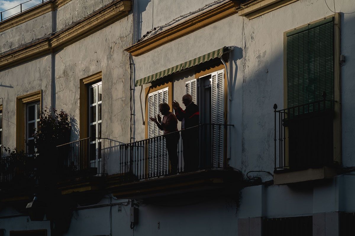 Aplausos a sanitarios en los balcones.