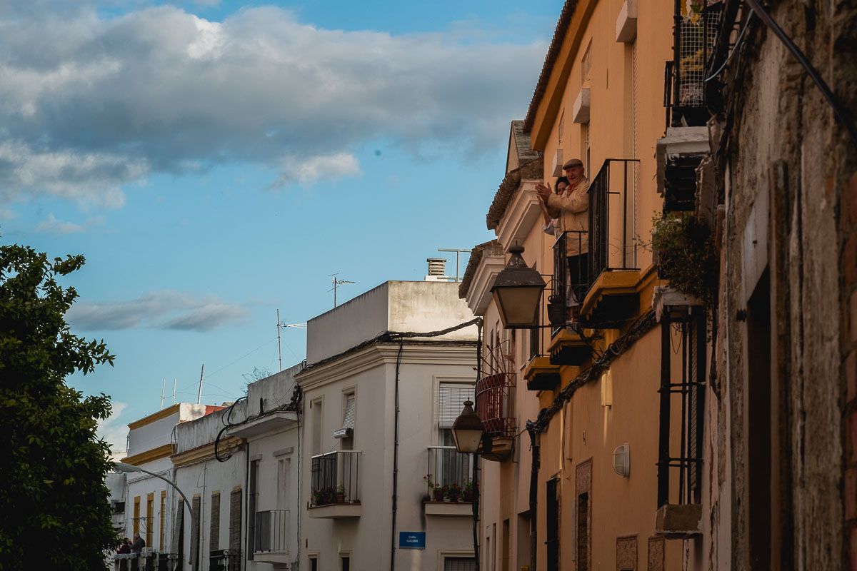 Aplausos sanitarios en un balcón en Jerez. FOTO MANU GARCÍA