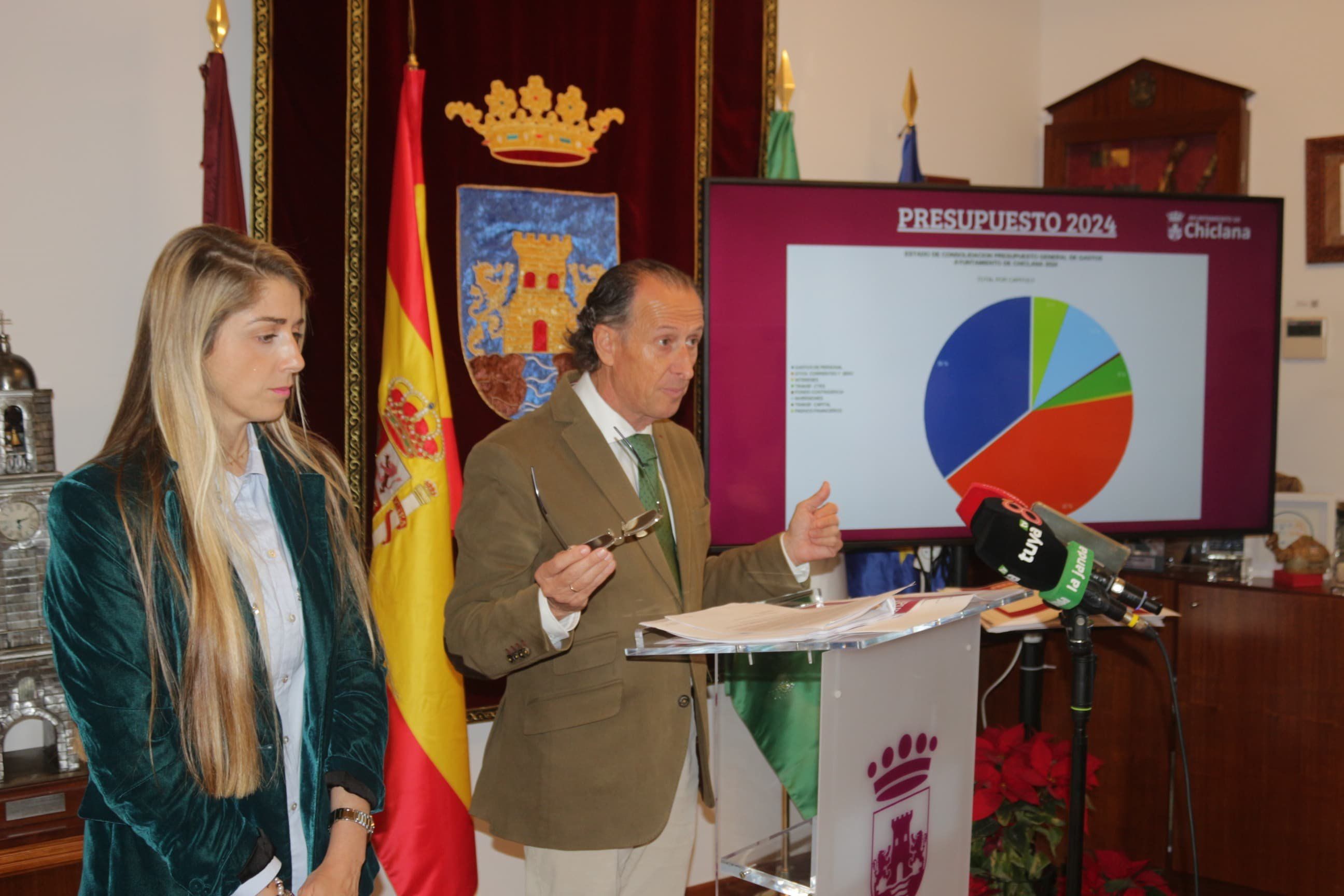 El alcalde de Chiclana, José María Román, con la delegada de Hacienda, Isabel Butrón, presentando el Presupuesto.