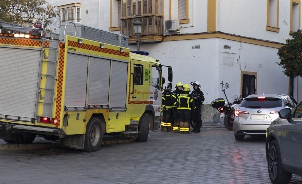 Bomberos y Policía Local, cortando el tráfico por un escape de gas en el centro de Jerez.