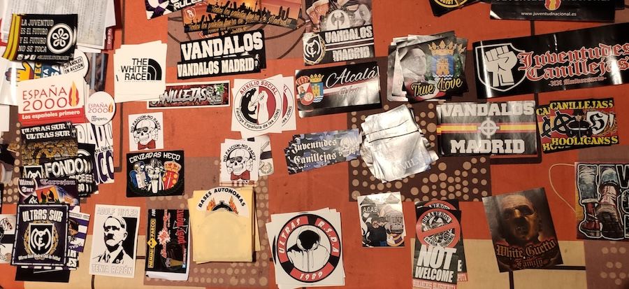 Pegatinas de simbología nazi encontradas en los registros.