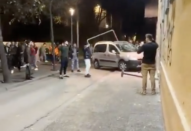 Jóvenes, intentando entrar en la discoteca Platea a la fuerza.