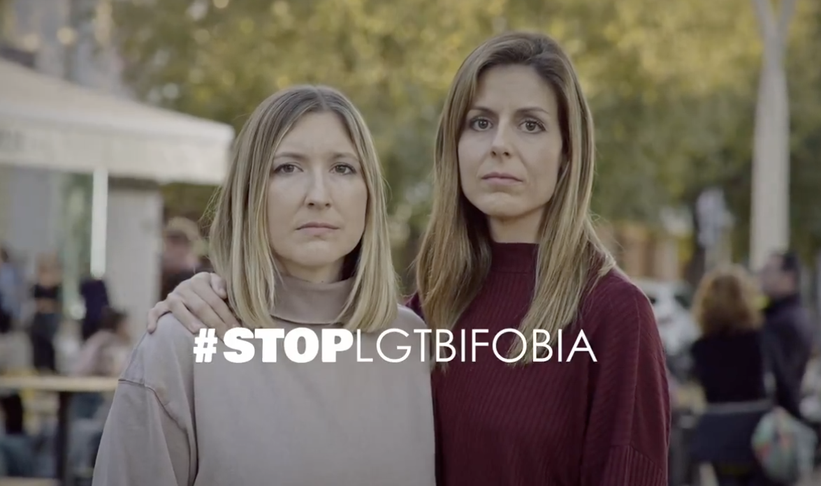 Dos de las protagonistas de la campaña contra la LGTBIfobia de la Junta.