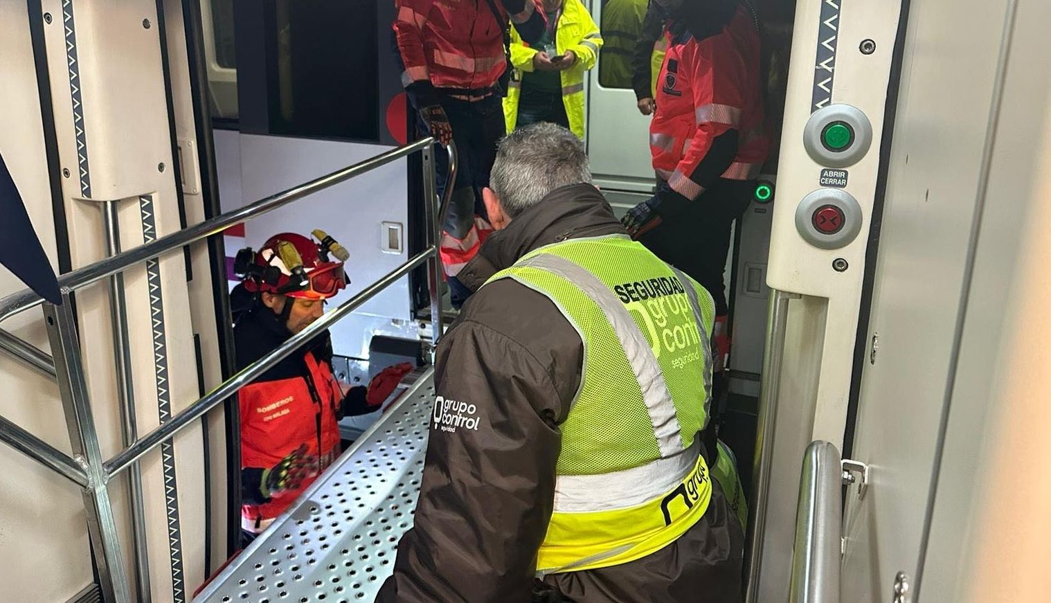 Servicios de emergencias, evacuando pasajeros de los trenes.