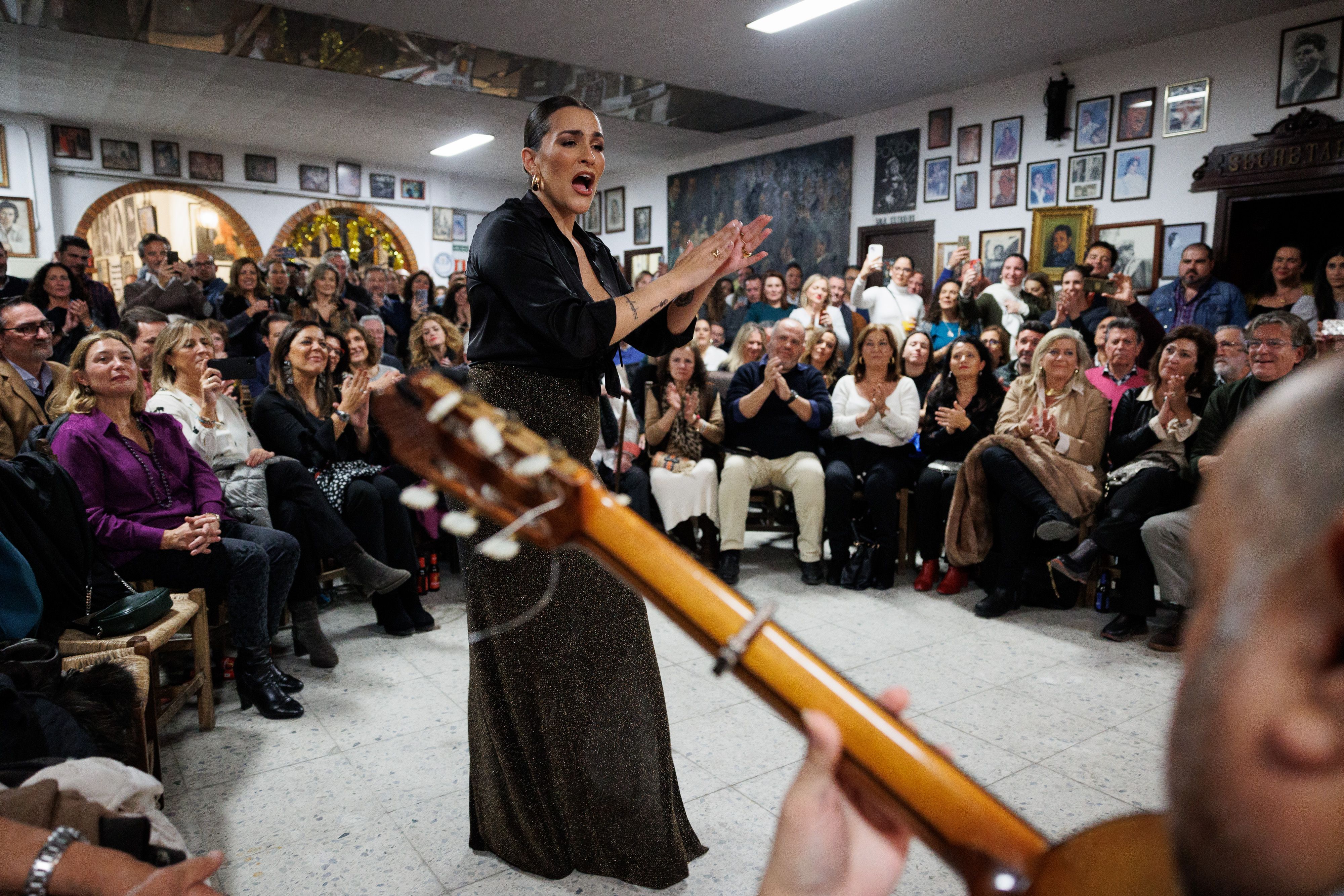 Zambomba en la Peña Flamenca Los Cernícalos de Jerez Zambomba en la Peña Flamenca Los Cernícalos de Jerez