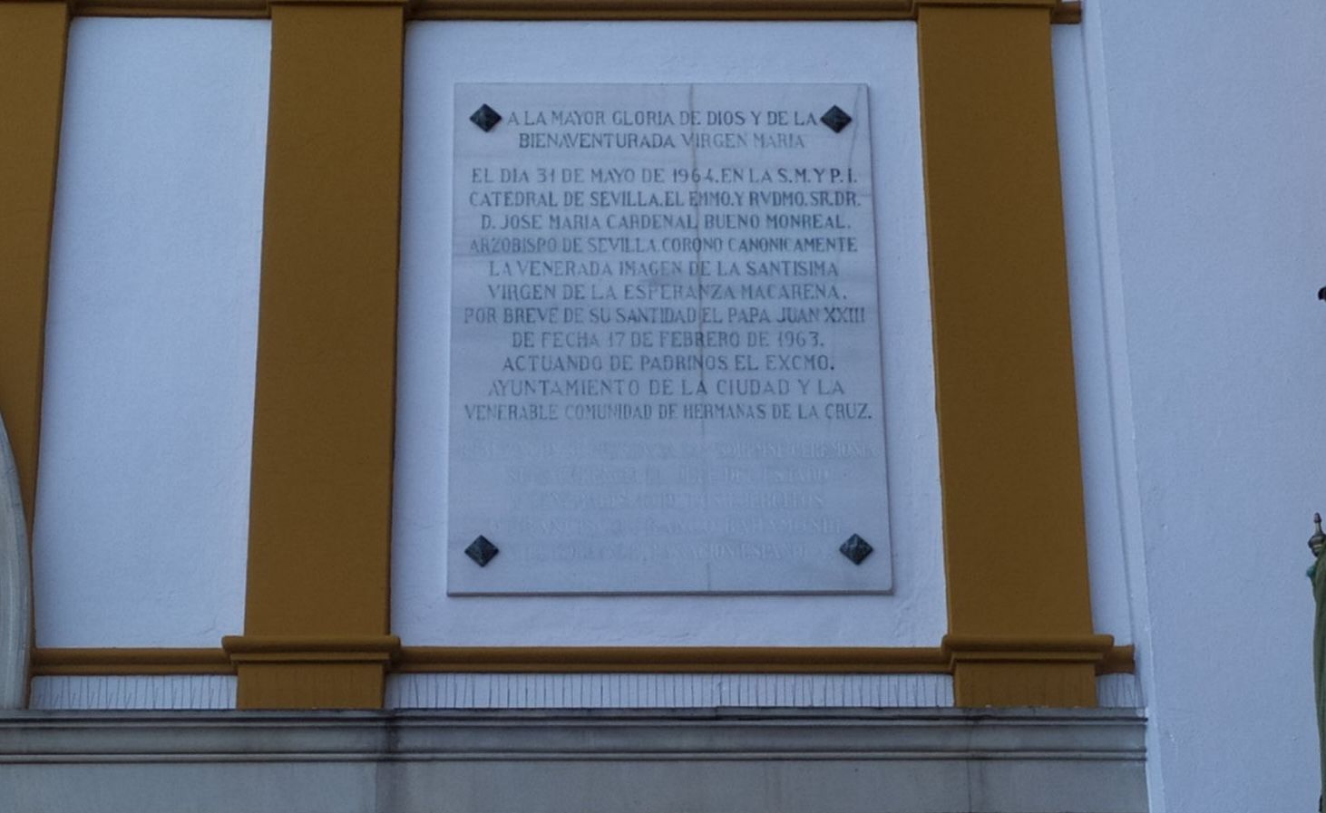 Placa de mármol en la Macarena, con la referencia a Franco borrada.