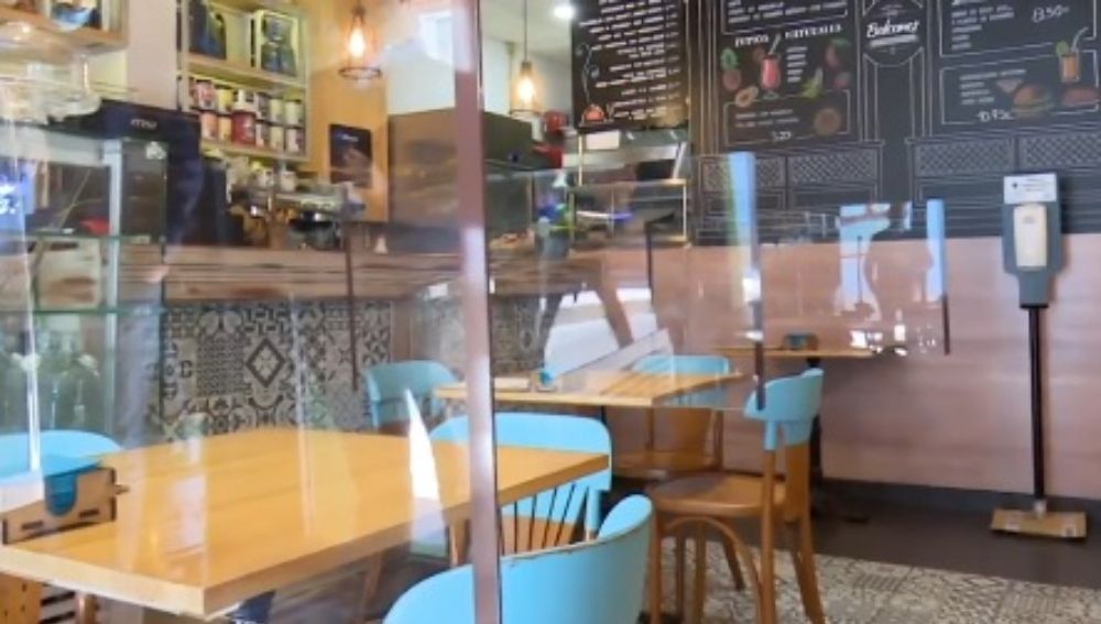 Un bar con mamparas separando sus mesas. IMAGEN: LA SEXTA