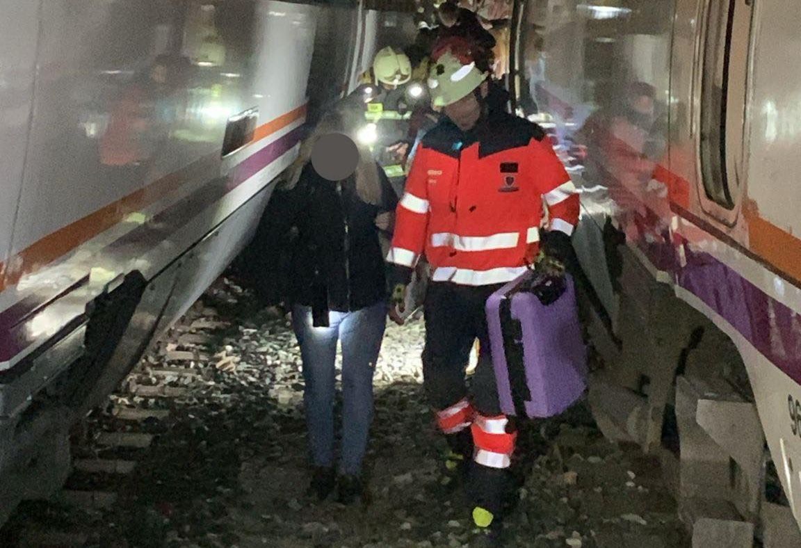 Pasajeros evacuados tras el choque de trenes.