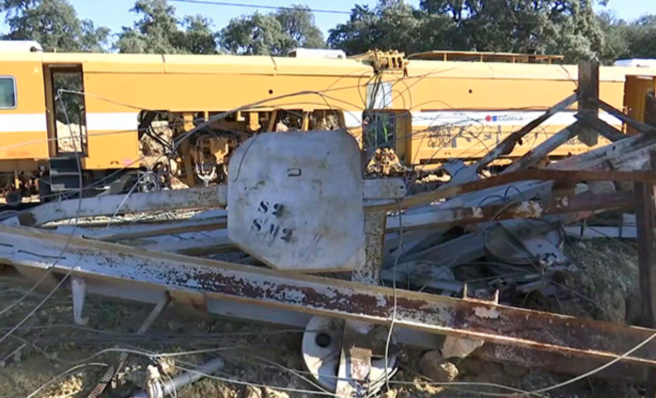 Descarrilamiento en Setenil, el segundo accidente de trenes en Andalucía en 24 horas, este pasado domingo, en una imagen del accidente ferroviario recogida por Canal Sur.