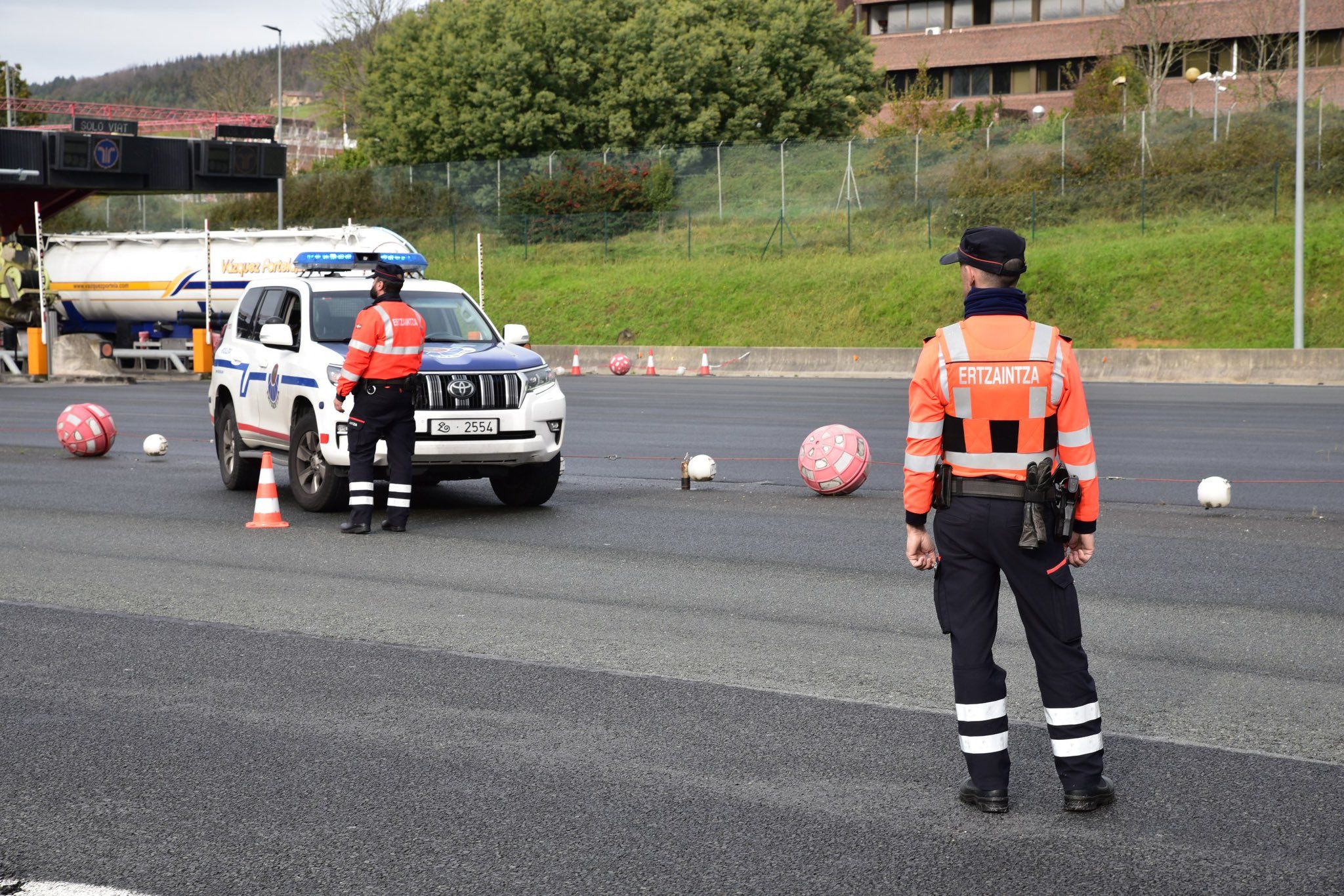Agentes de la Ertzaintza, que investigan las causas de la muerte por disparo de una mujer en Deba, en una imagen de archivo.