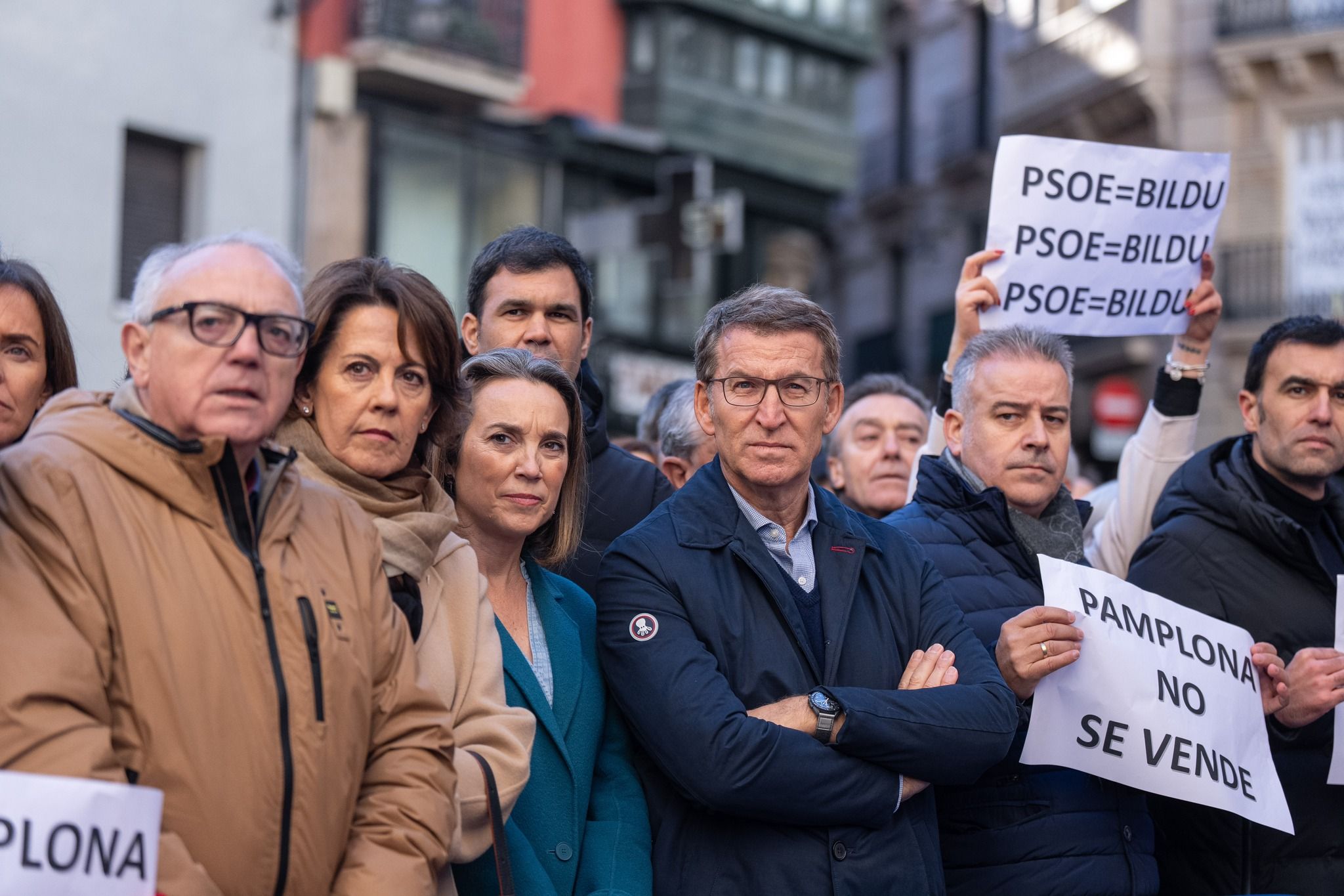 Feijóo, en el centro de la imagen, en la manifestación de este pasado domingo en Pamplona contra la moción de EH Bildu y PSN.