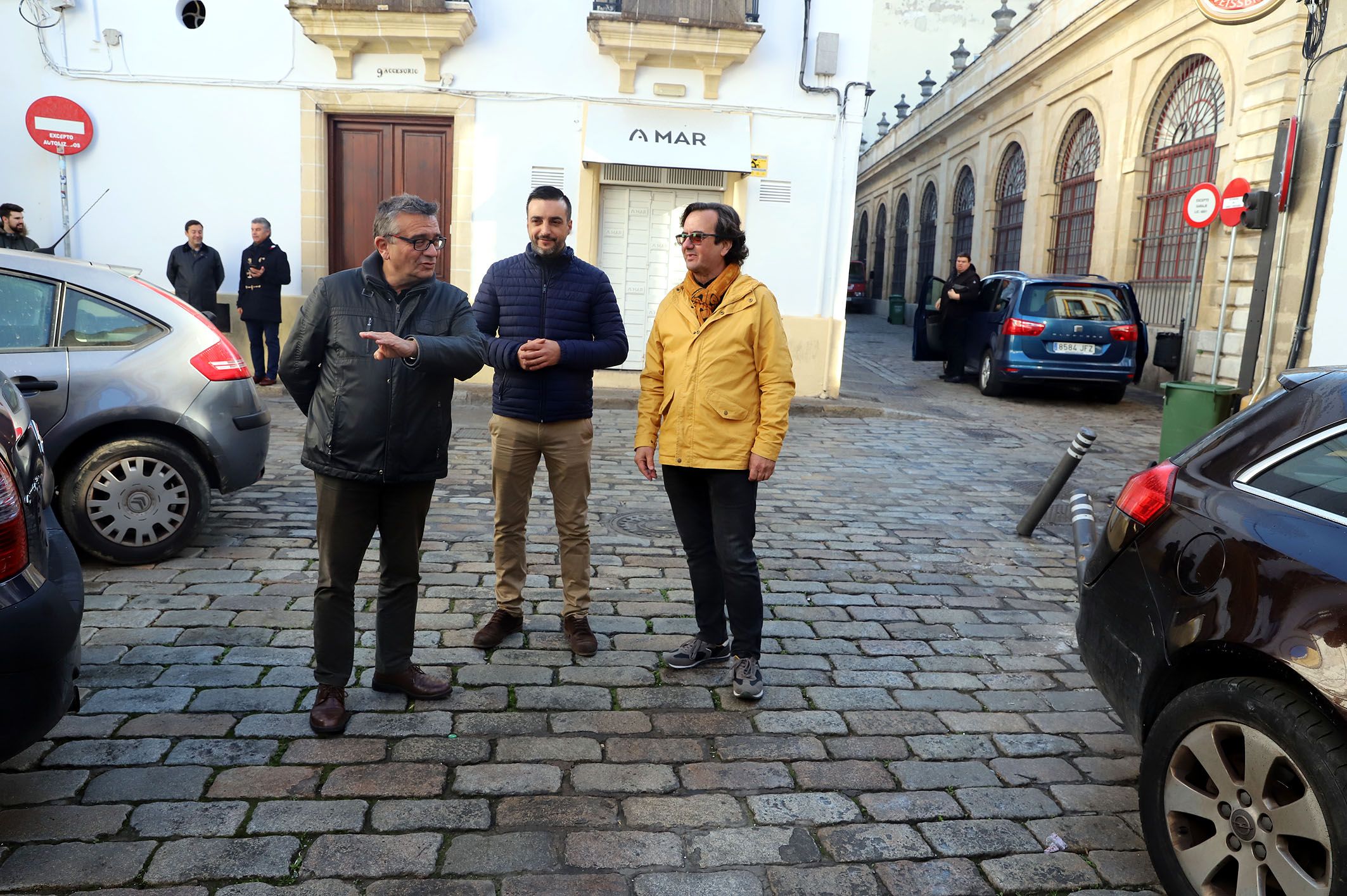 El delegado de Urbanismo, José Antonio Díaz, con técnicos municipales, en la plaza Vargas.