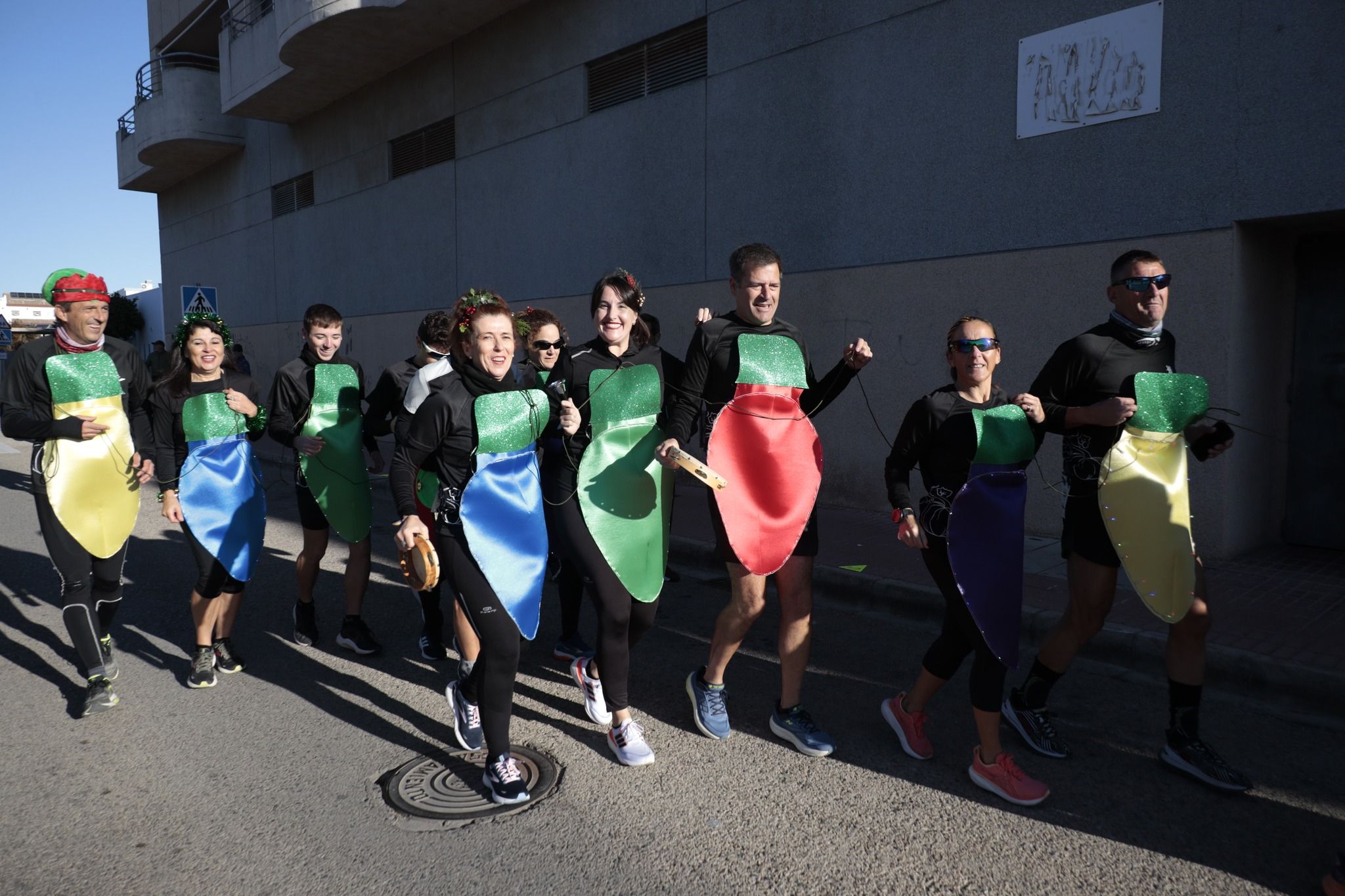 Un grupo disfrazado de luces navideñas. 