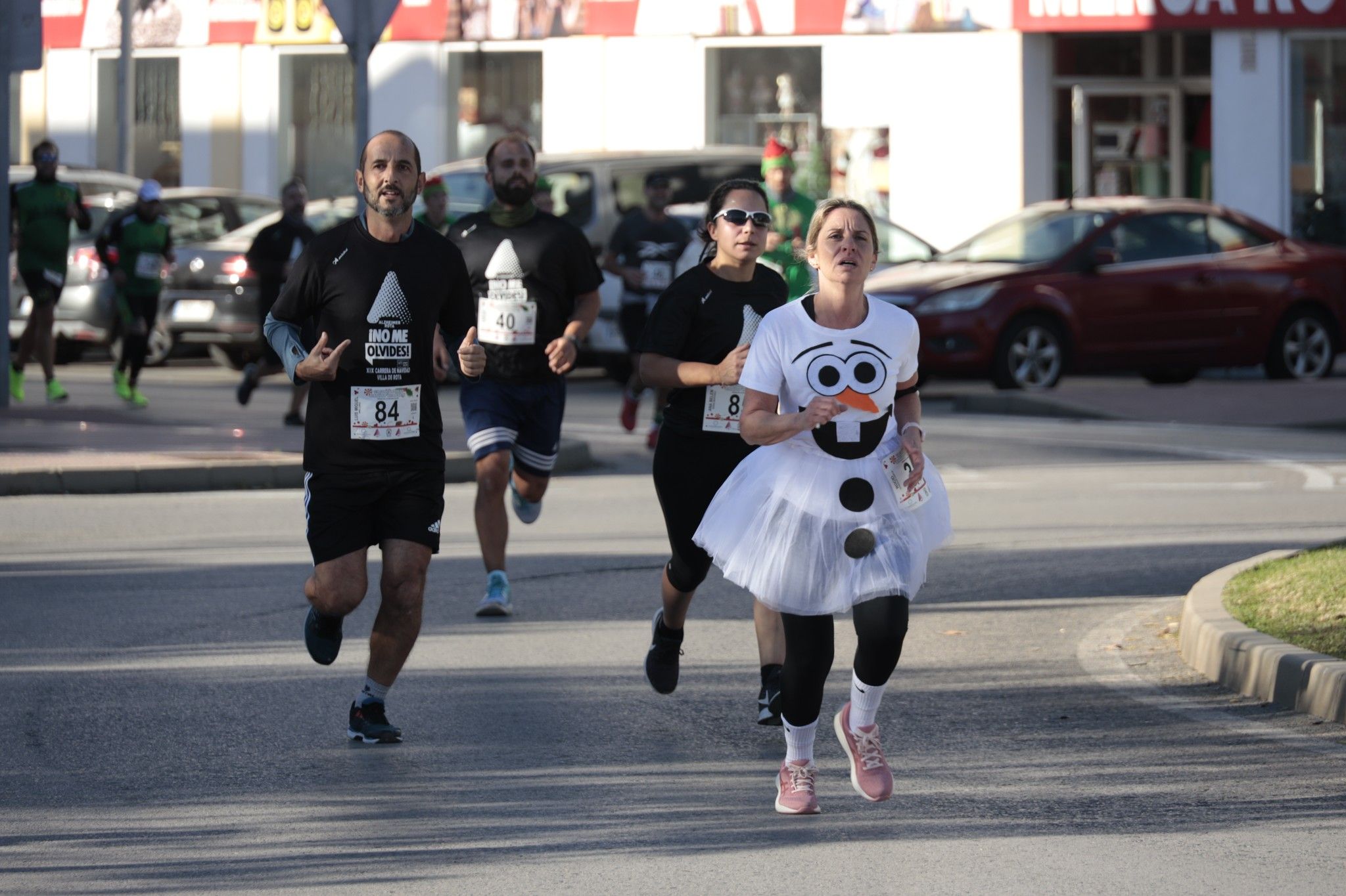 Una mujer disfrazada de Olaf en una carrera en Rota. 