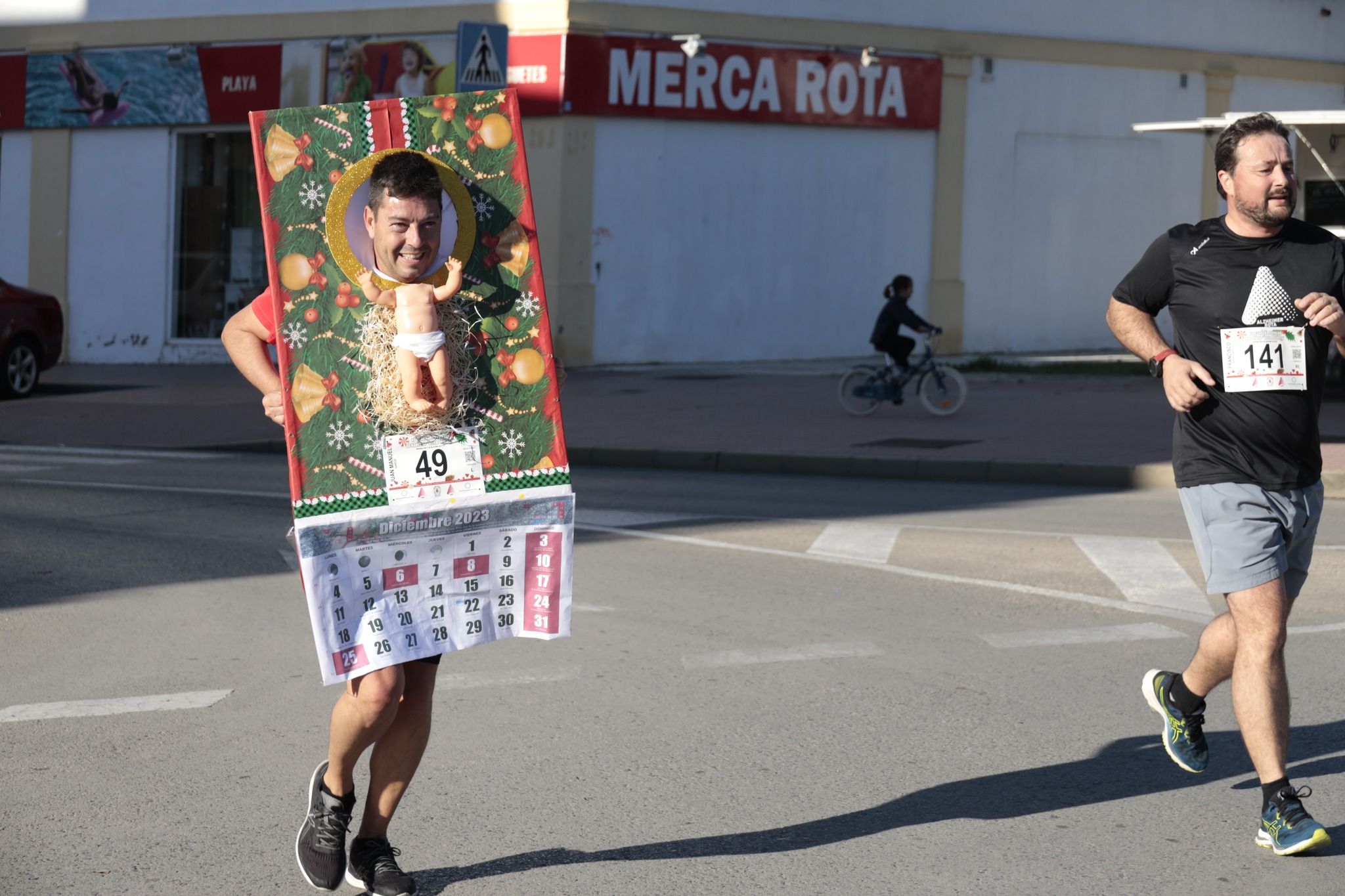 Un hombre disfrazado de calendario en Rota.