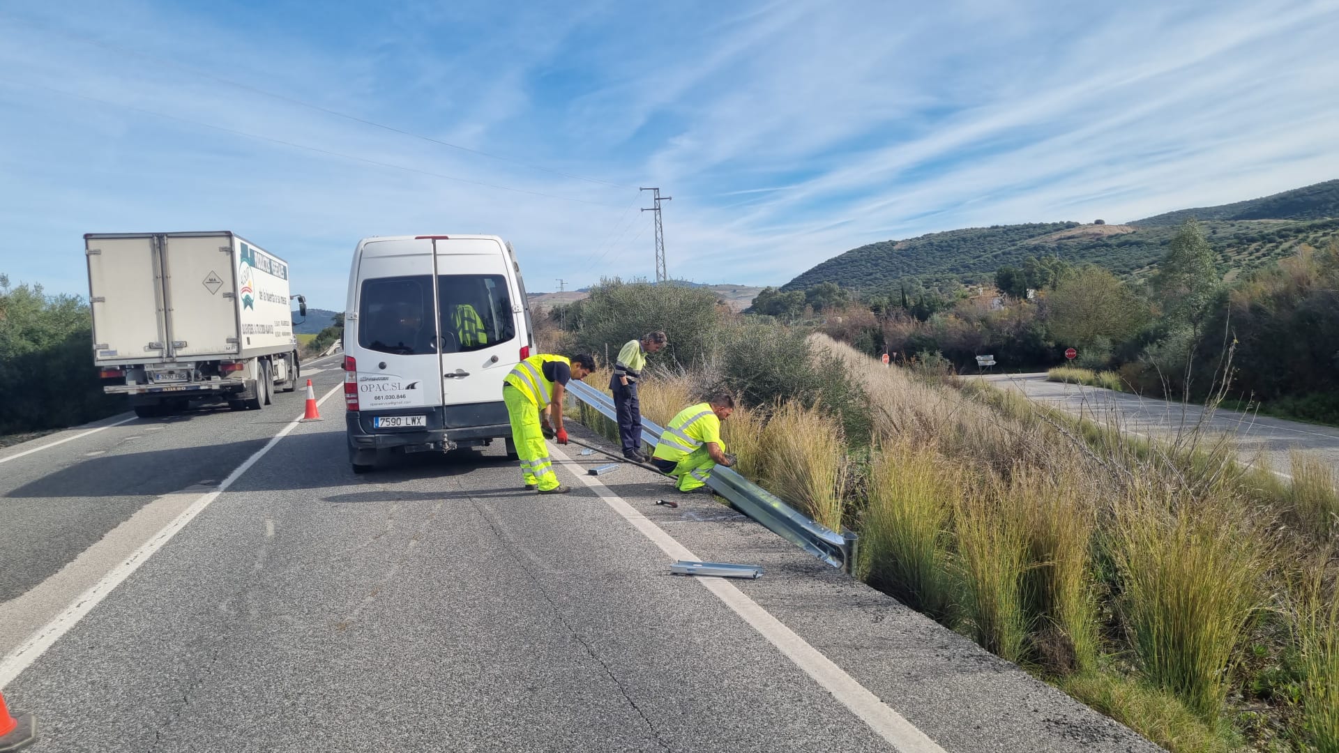 Operarios trabajando en la colocación de las barreras en la carretera. 