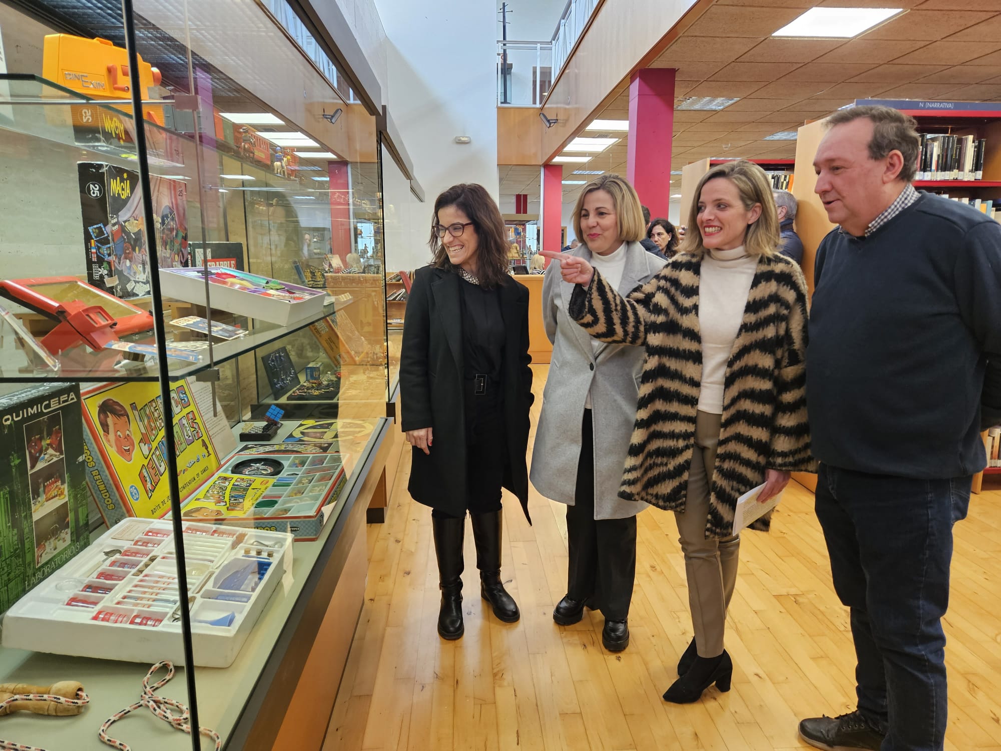 Virginia Martín, izquierda, durante la visita a una exposición en la biblioteca Adolfo Suárez.