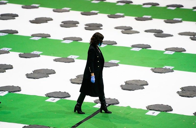 Díaz Ayuso rinde homenaje a las víctimas del COVID-19 en la clausura del Palacio de Hielo de Madrid como recinto para acoger a fallecidos. FOTO: COMUNIDAD DE MADRID