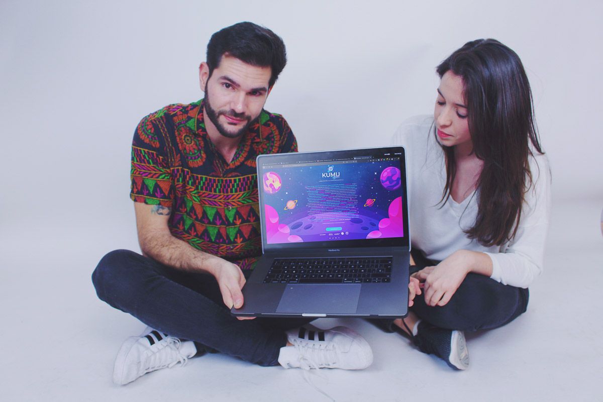 Christian Andrades y Laura Caldas con su proyecto 'Kumubox'.
