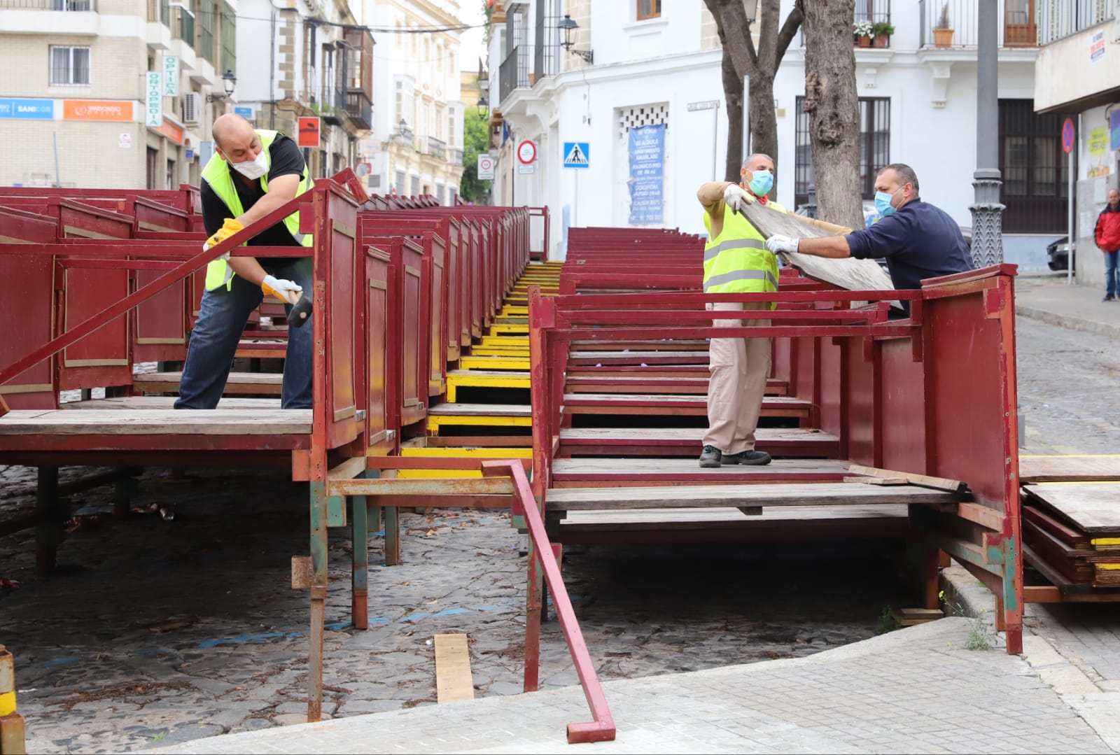 Imagen de archivo del desmontaje de los palcos situados en la calle José Luis Díez frente al ambulatorio.