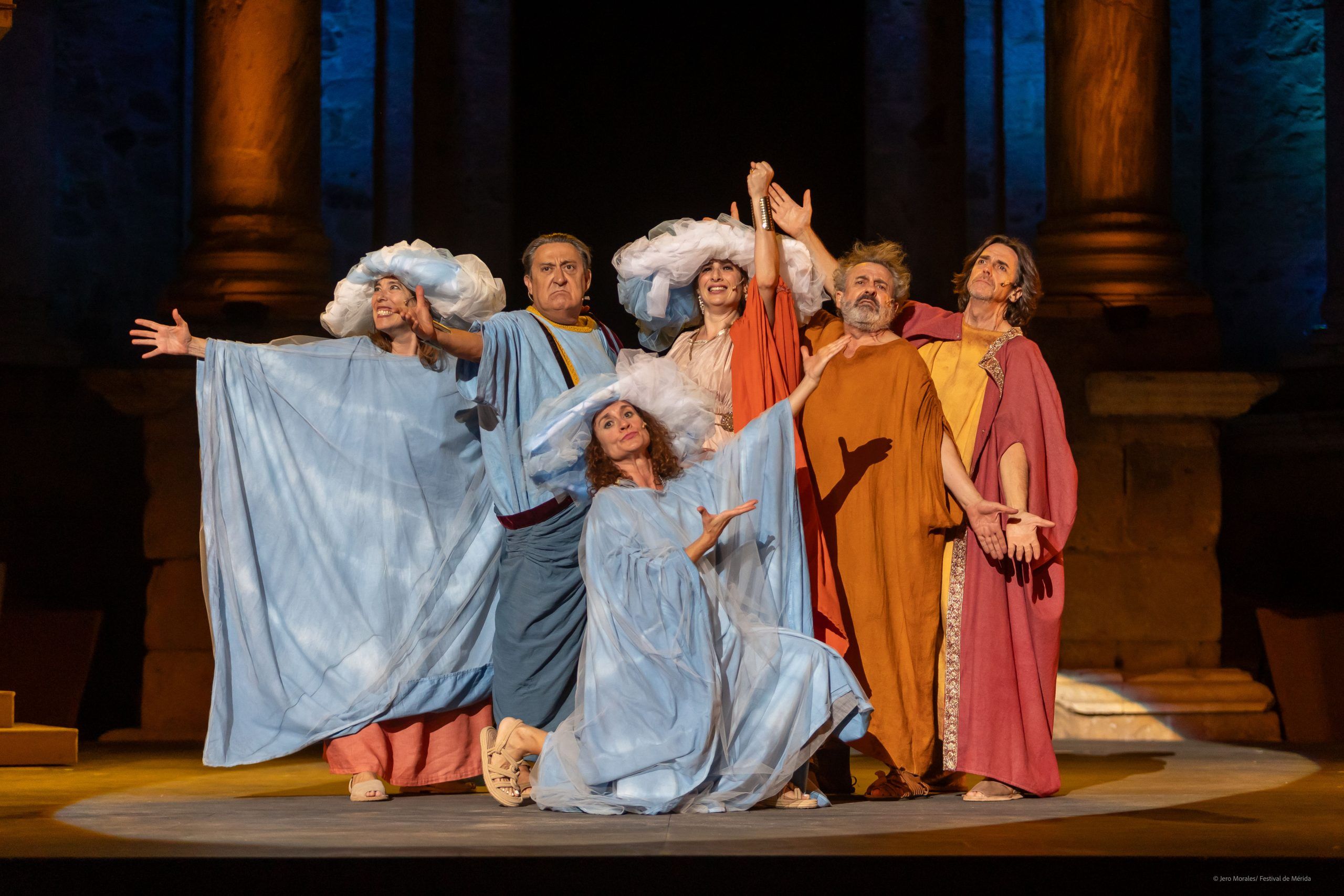 El Lope de Vega de Sevilla cierra el 2023 con Paco Mir en el Cartuja Center. Escena de 'Las Nubes". 