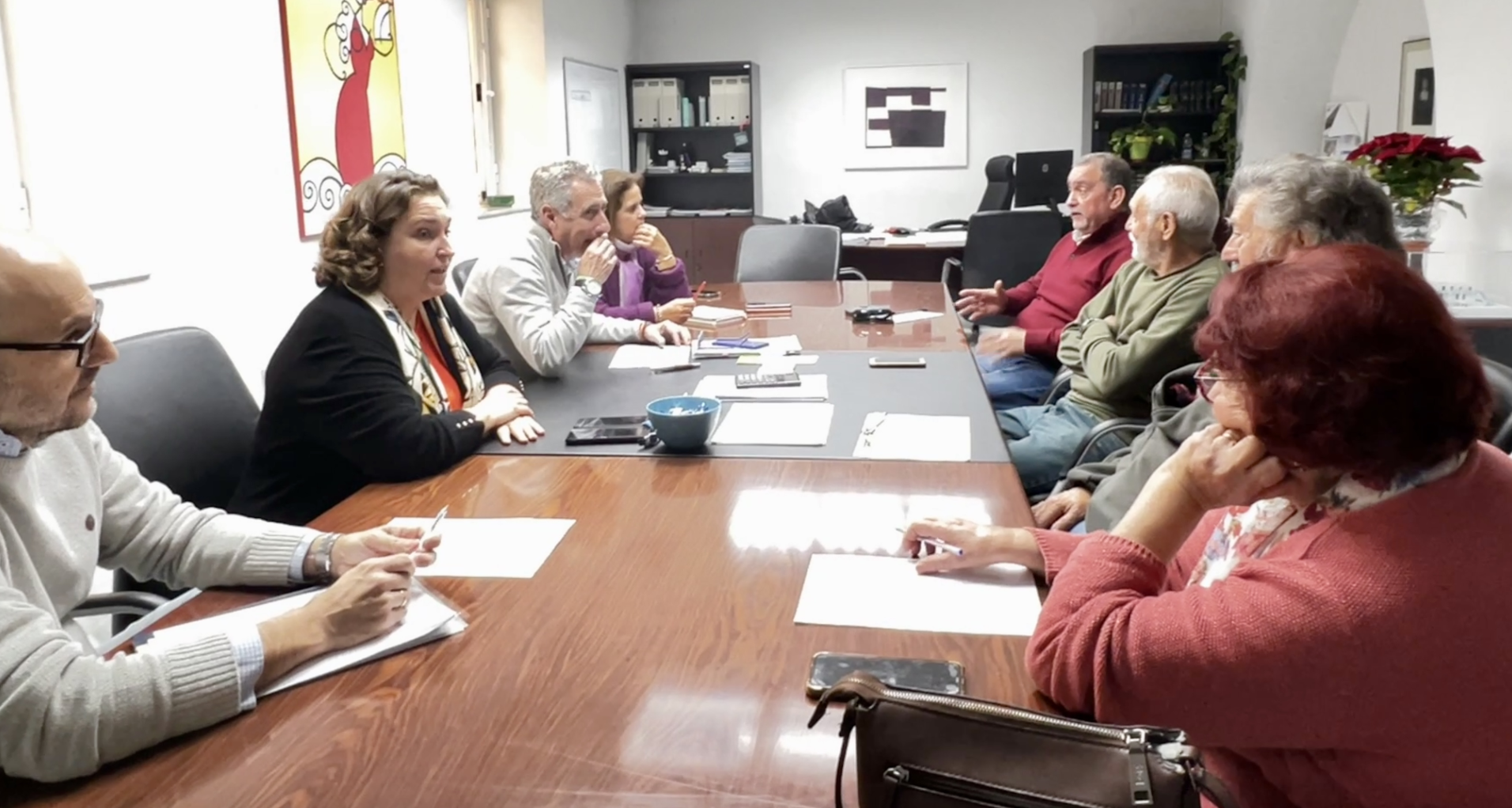 Dos comisiones gestionarán las obras de rehabilitación de Icovesa y Santo Tomás de Aquino. La delegada, técnicos y vecinos durante la reunión.