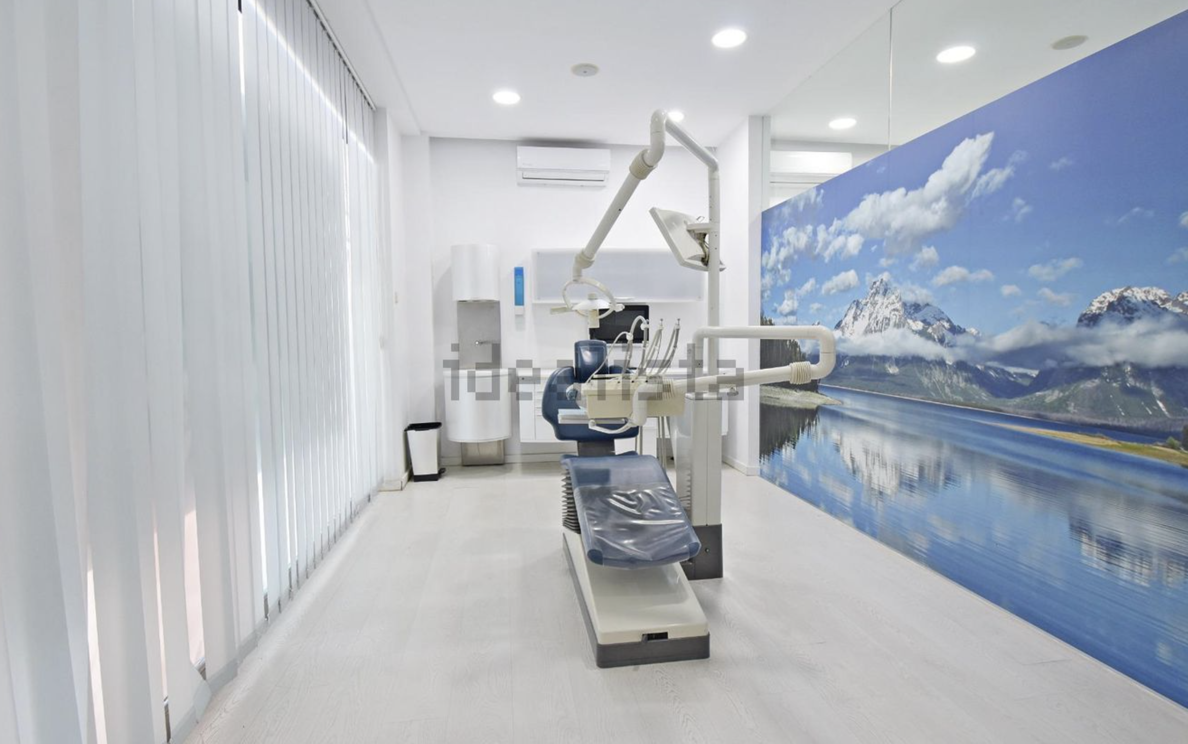 A la venta este local en una esquina de un conocido centro comercial de Jerez.