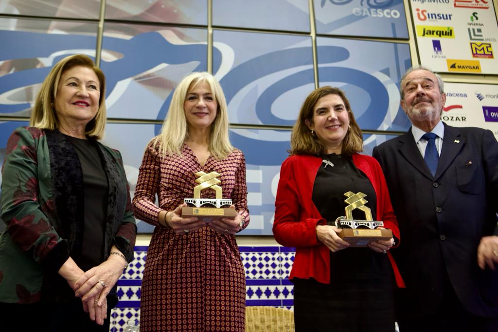 Las consejeras con el galardón entregado en el foro Gaesco.