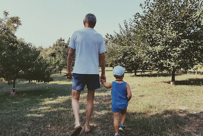 Un niño, paseando con su padre, en una foto de archivo.